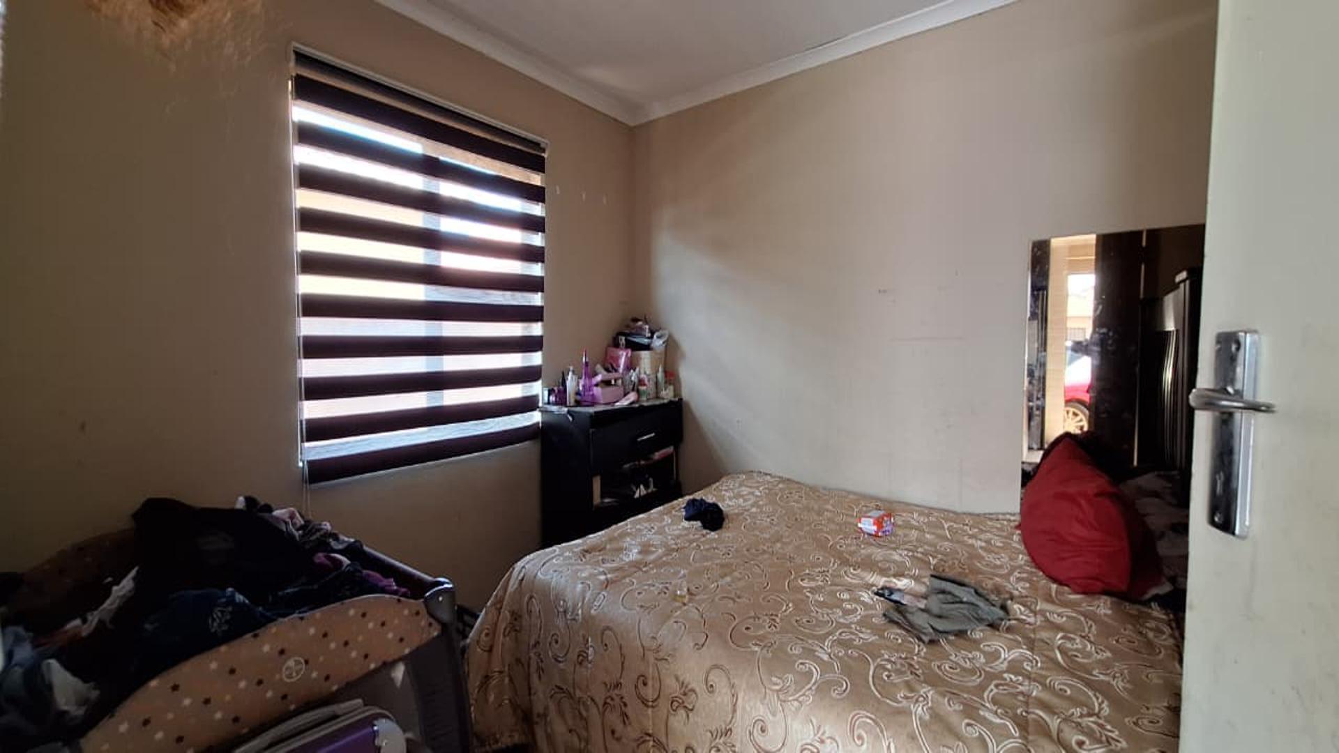Main Bedroom - 10 square meters of property in Windmill Park