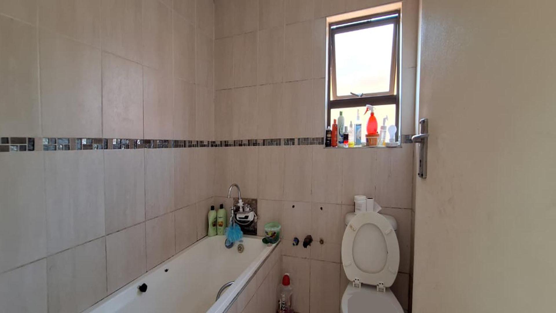Bathroom 1 - 4 square meters of property in Windmill Park