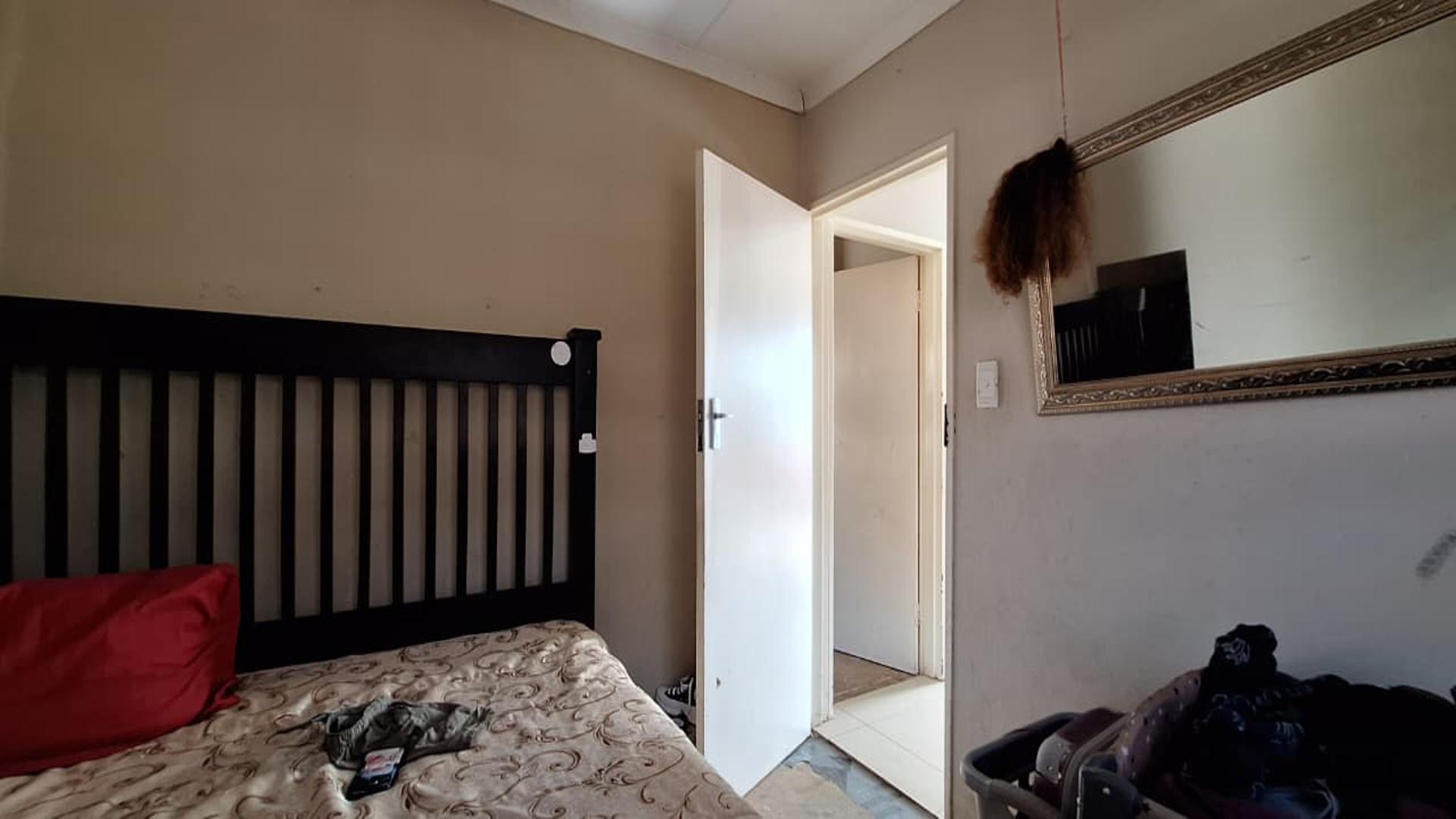 Main Bedroom - 10 square meters of property in Windmill Park