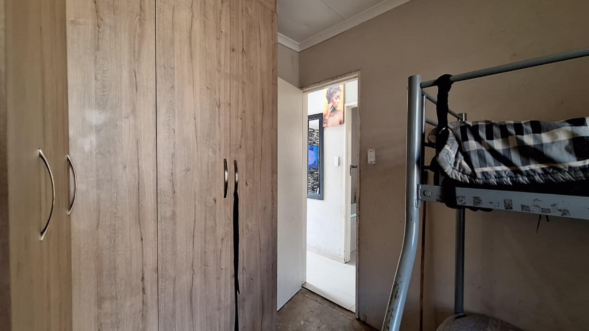 Bed Room 1 - 14 square meters of property in Windmill Park