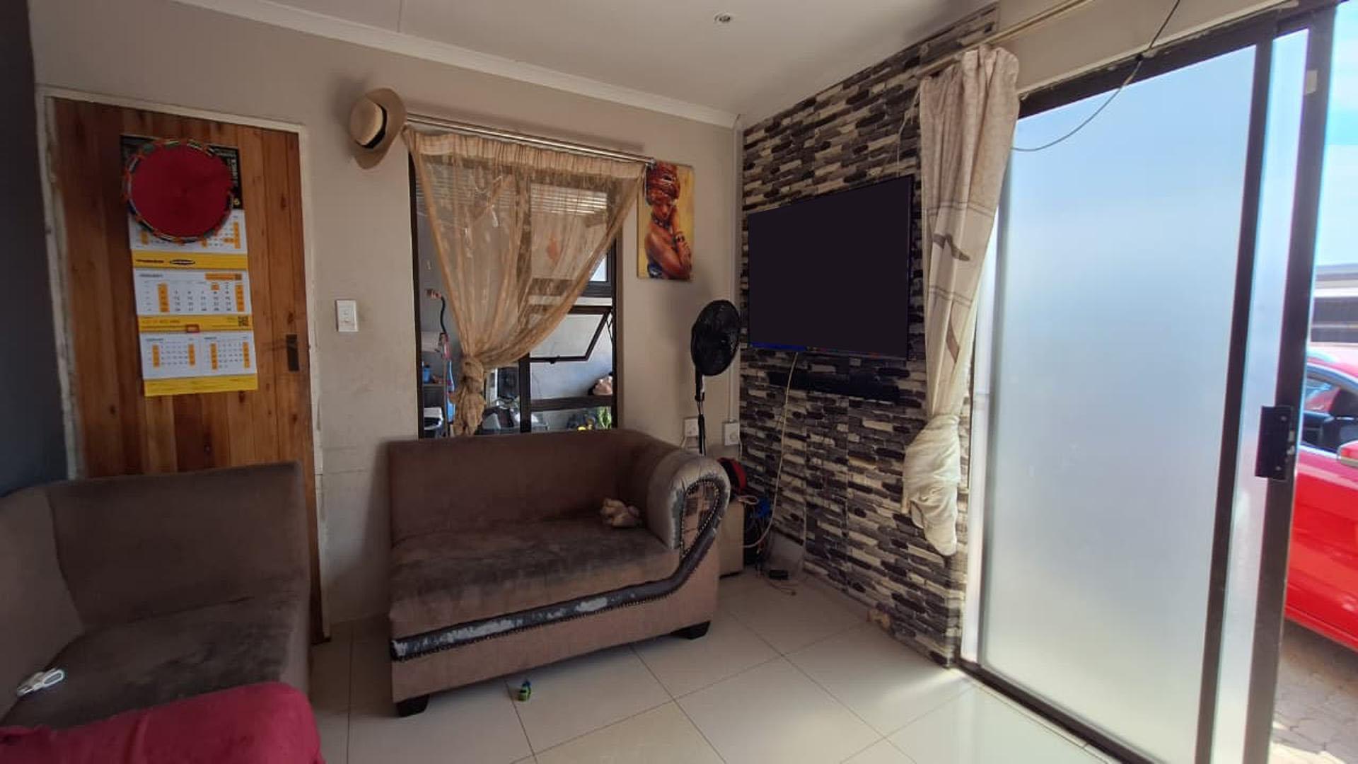 Lounges - 16 square meters of property in Windmill Park