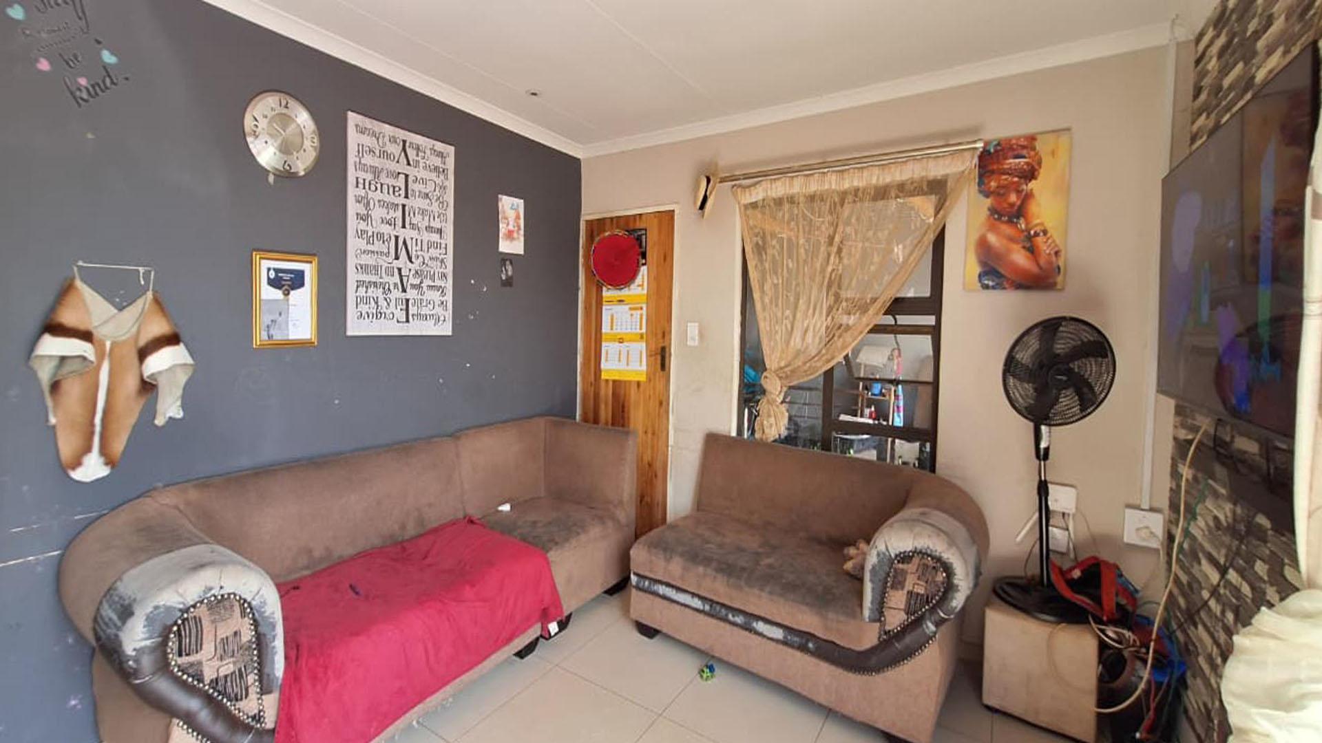 Lounges - 16 square meters of property in Windmill Park