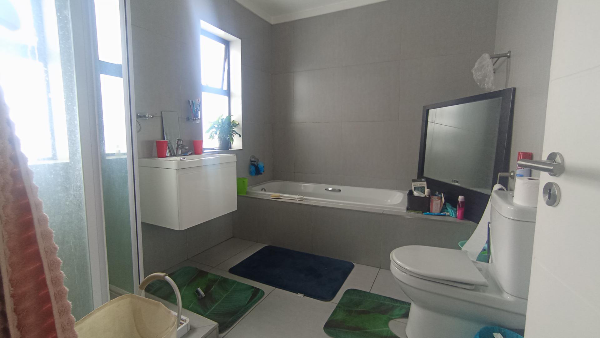 Main Bathroom - 8 square meters of property in Equestria