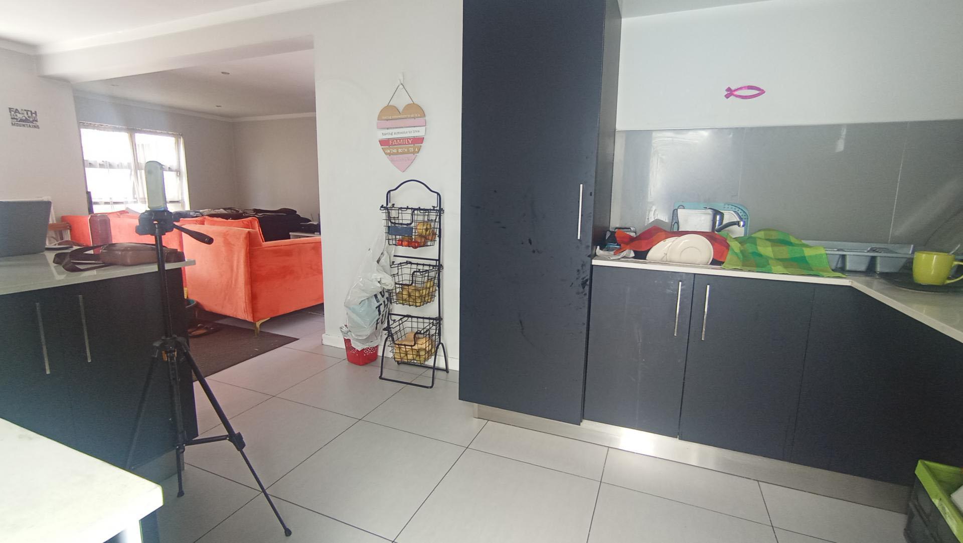 Kitchen - 13 square meters of property in Equestria