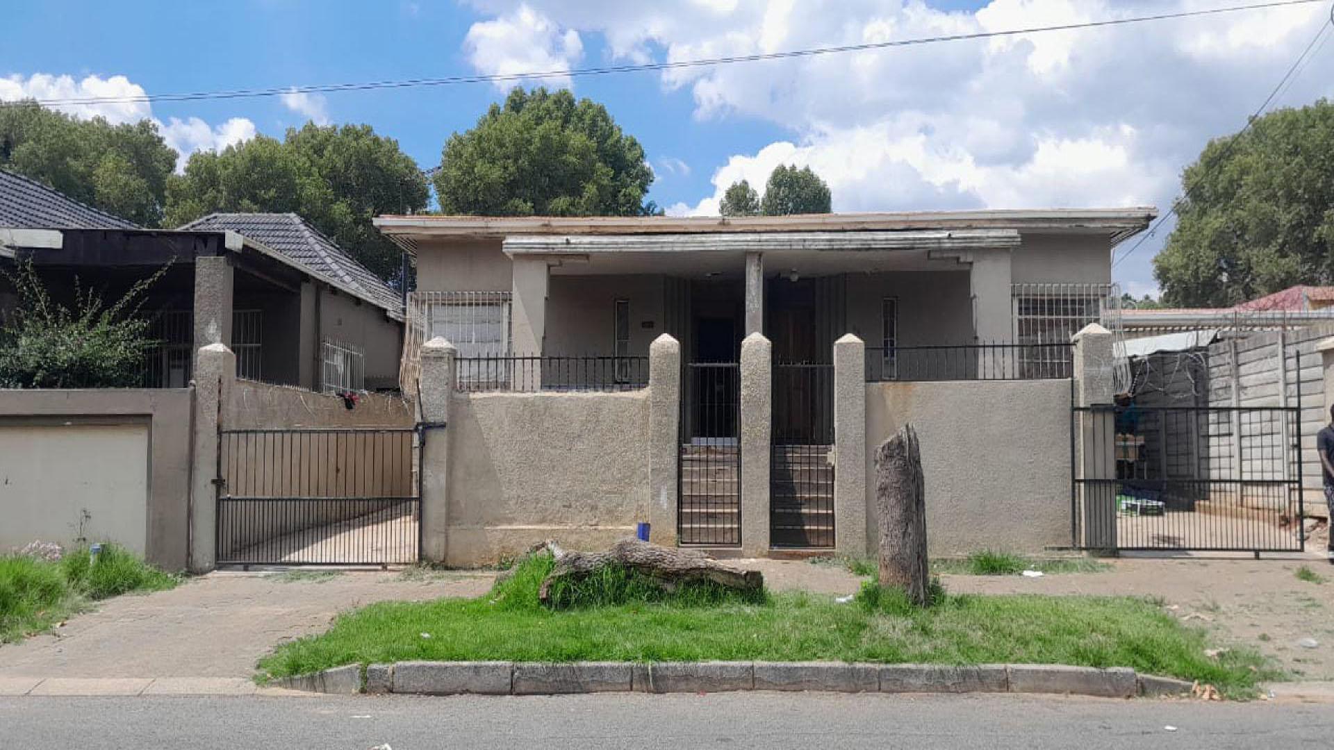 Front View of property in Bezuidenhout Valley