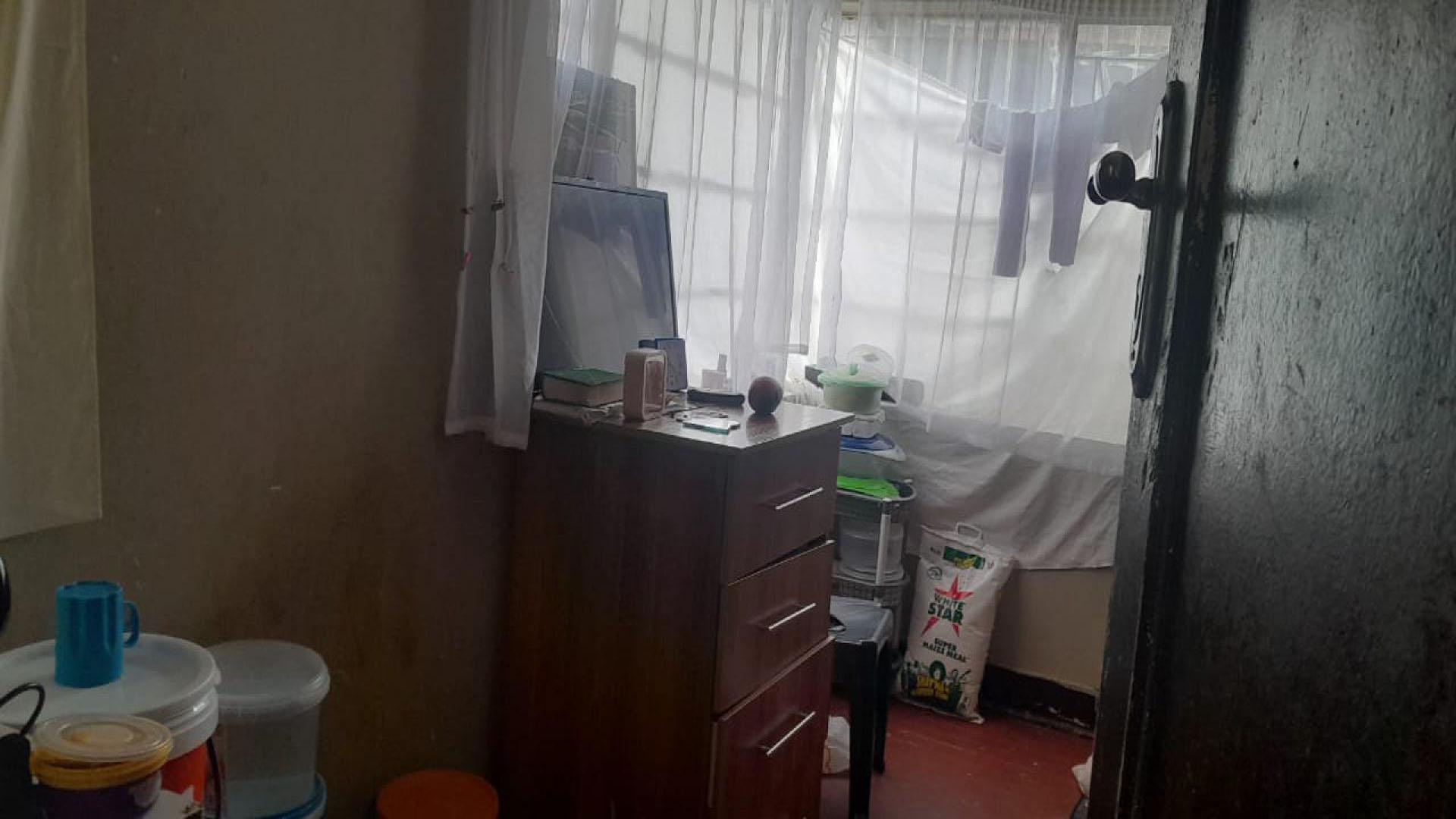 Bed Room 1 - 16 square meters of property in Bezuidenhout Valley