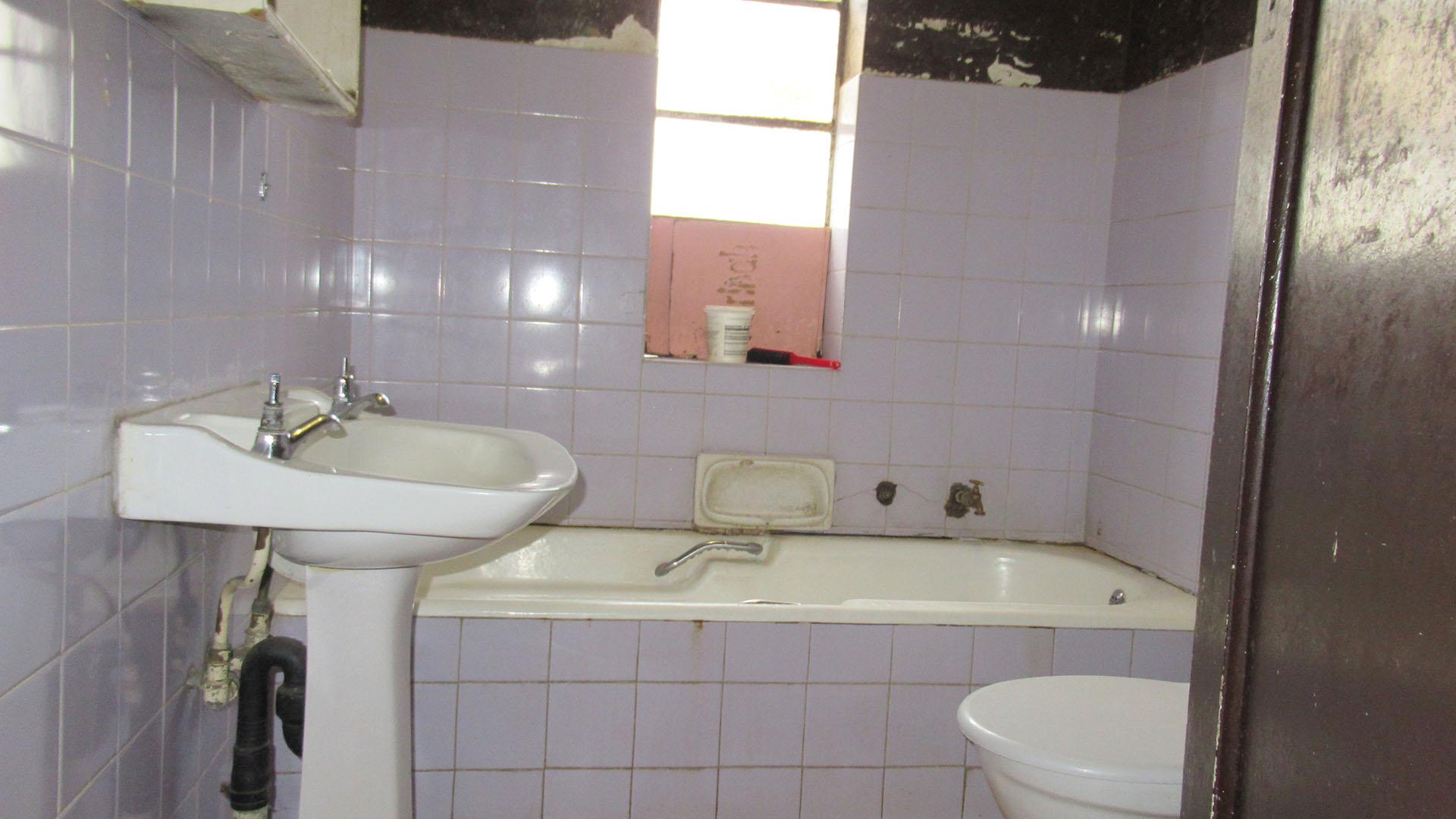 Bathroom 1 - 5 square meters of property in Bezuidenhout Valley