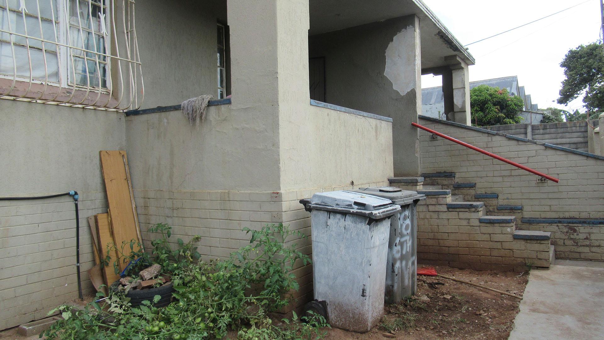 Front View of property in Bezuidenhout Valley