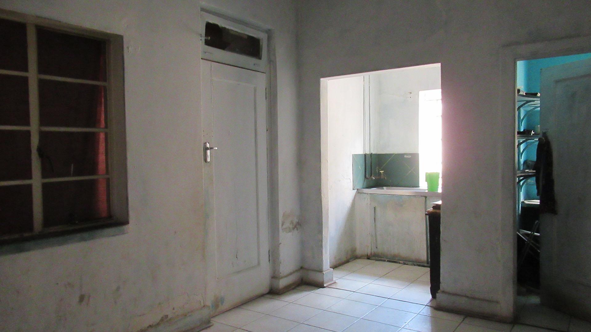 Lounges - 24 square meters of property in Bezuidenhout Valley