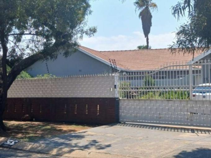 4 Bedroom House for Sale For Sale in Brackenhurst - MR706490