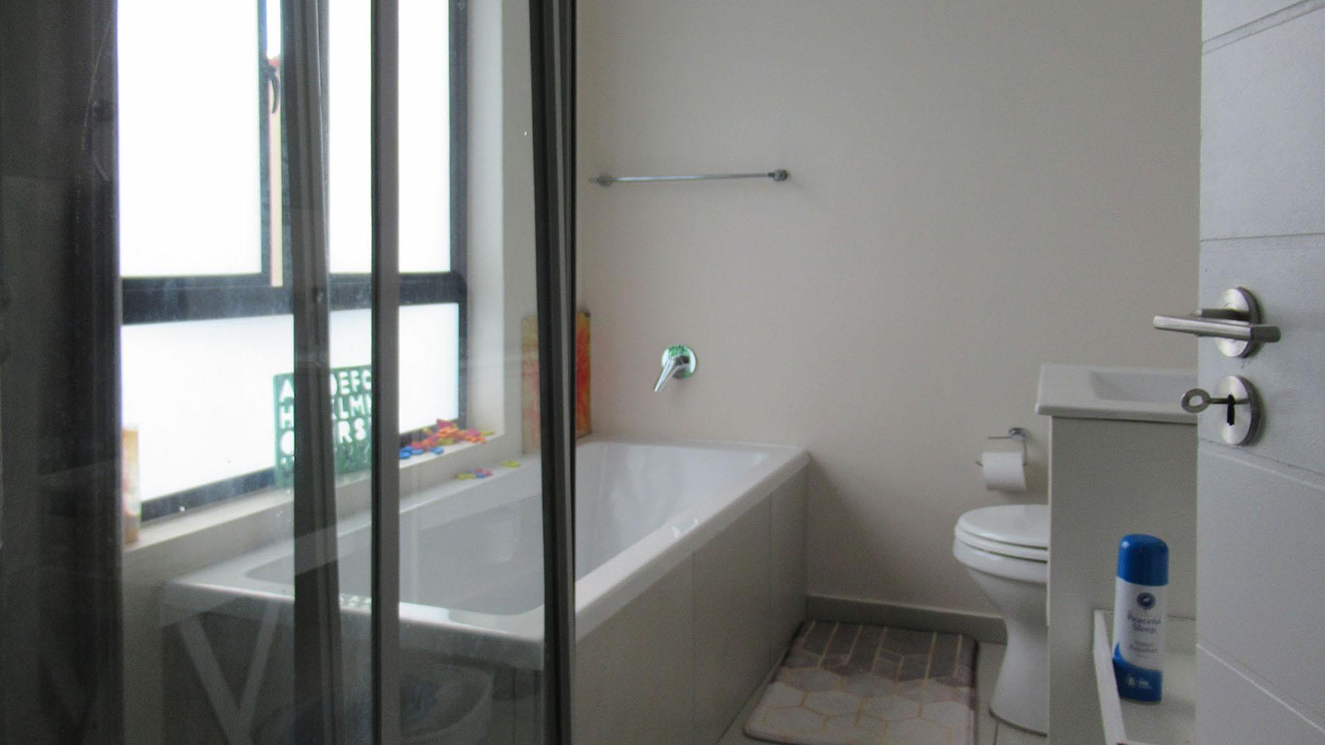 Main Bathroom - 8 square meters of property in Witkoppen