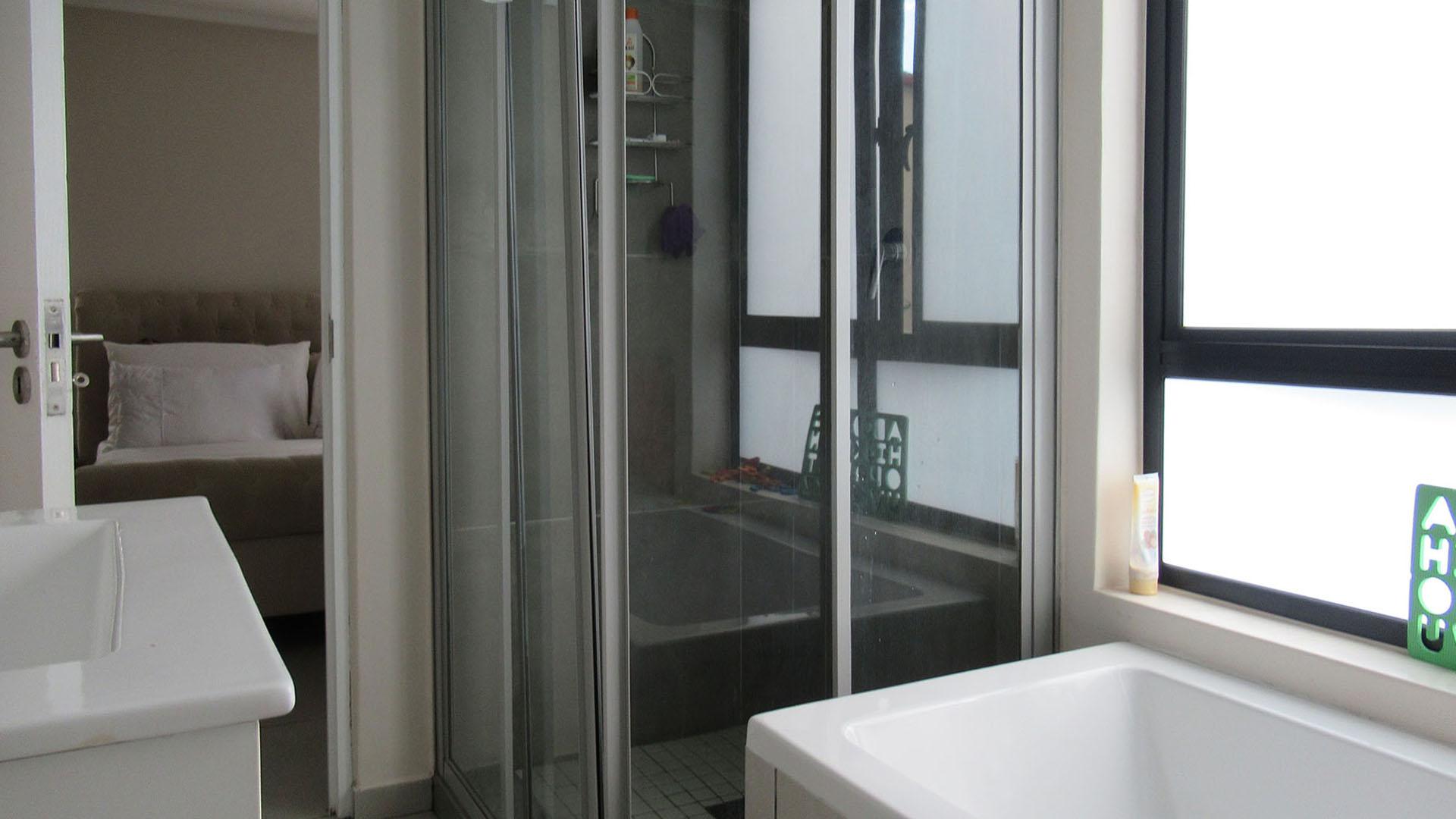Main Bathroom - 8 square meters of property in Witkoppen