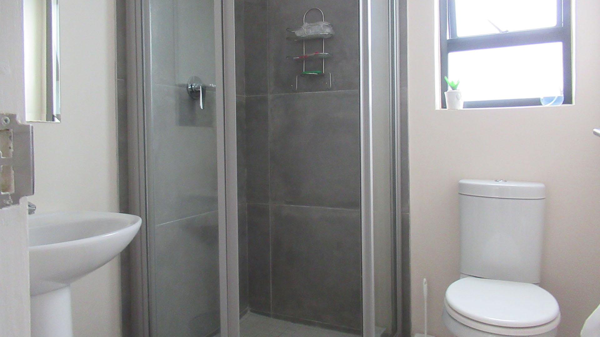 Bathroom 1 - 3 square meters of property in Witkoppen