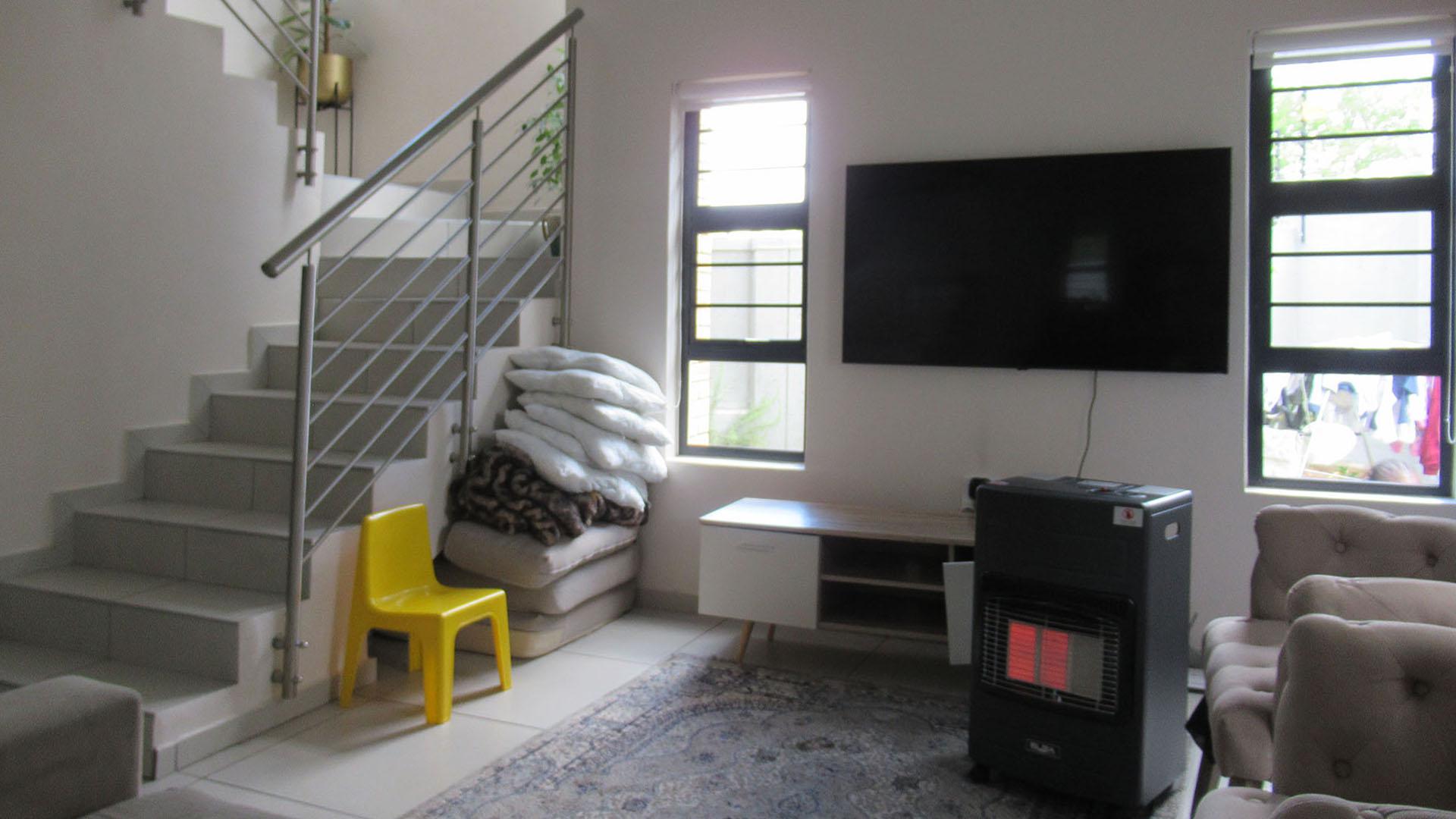 Lounges - 14 square meters of property in Witkoppen