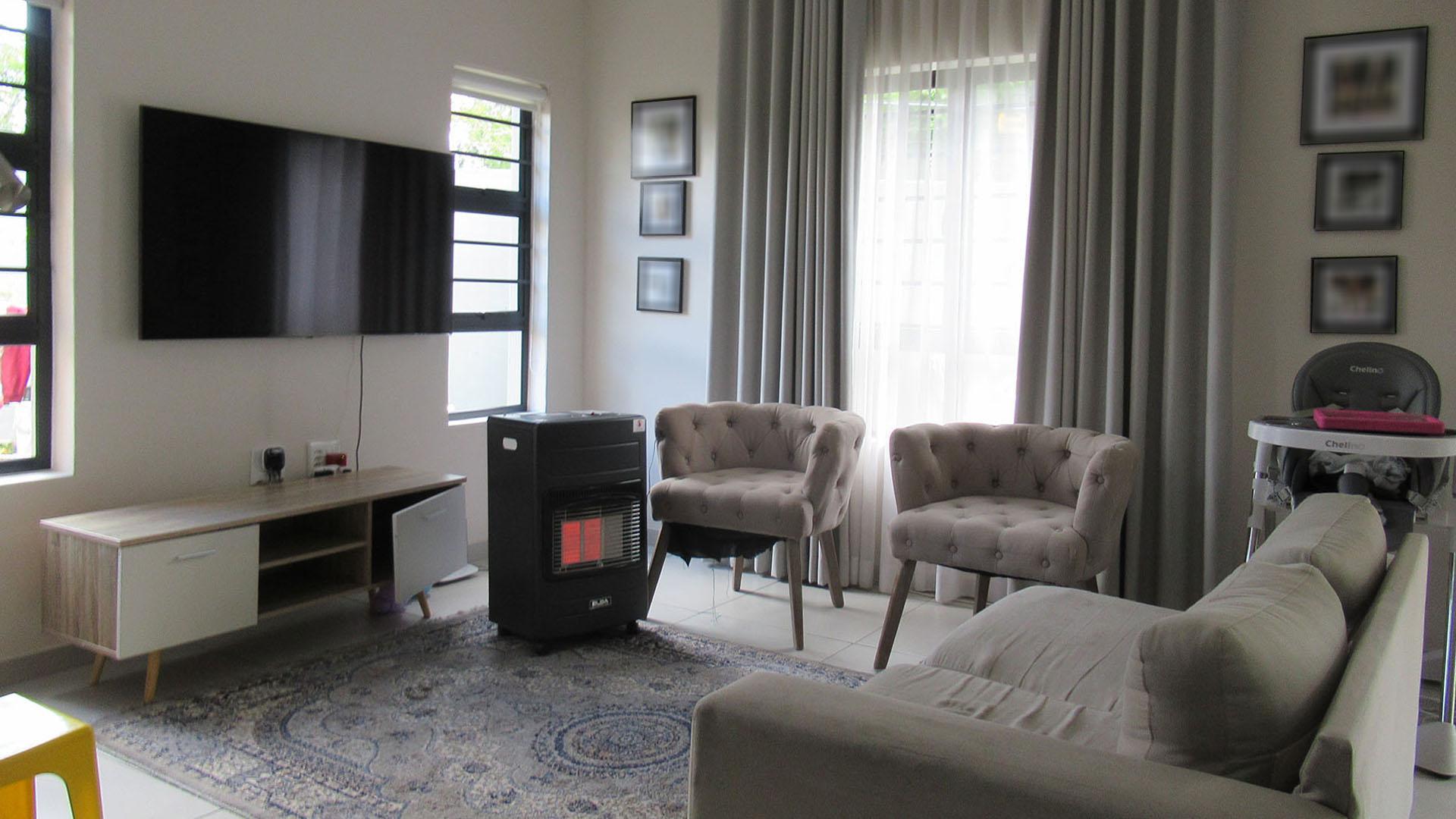 Lounges - 14 square meters of property in Witkoppen