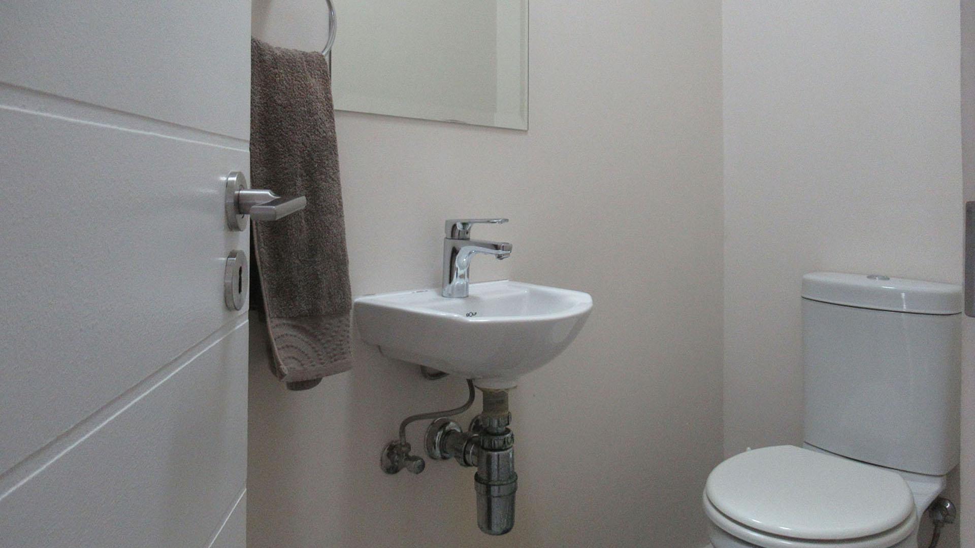 Guest Toilet - 3 square meters of property in Witkoppen