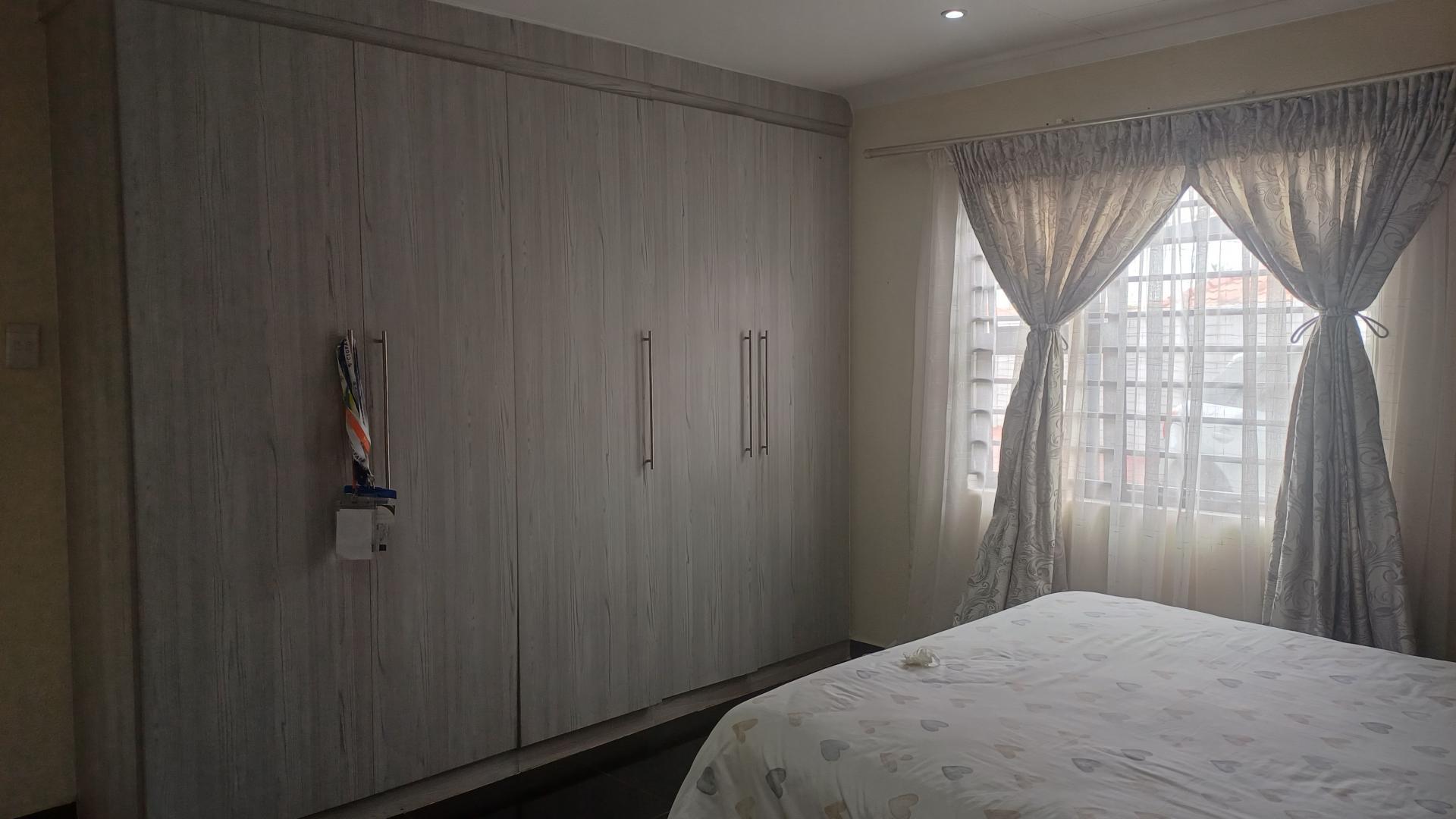 Bed Room 2 of property in Sky City