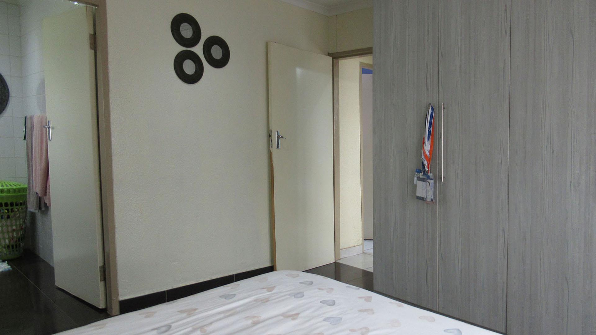 Main Bedroom of property in Watervalspruit