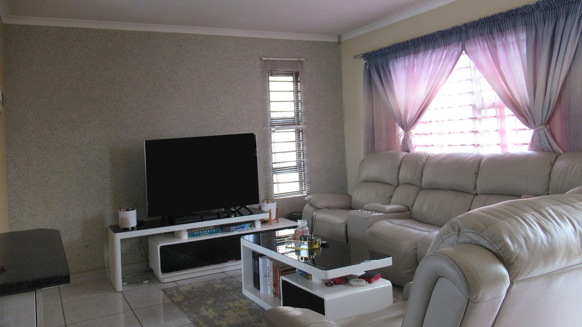 Lounges - 21 square meters of property in Watervalspruit