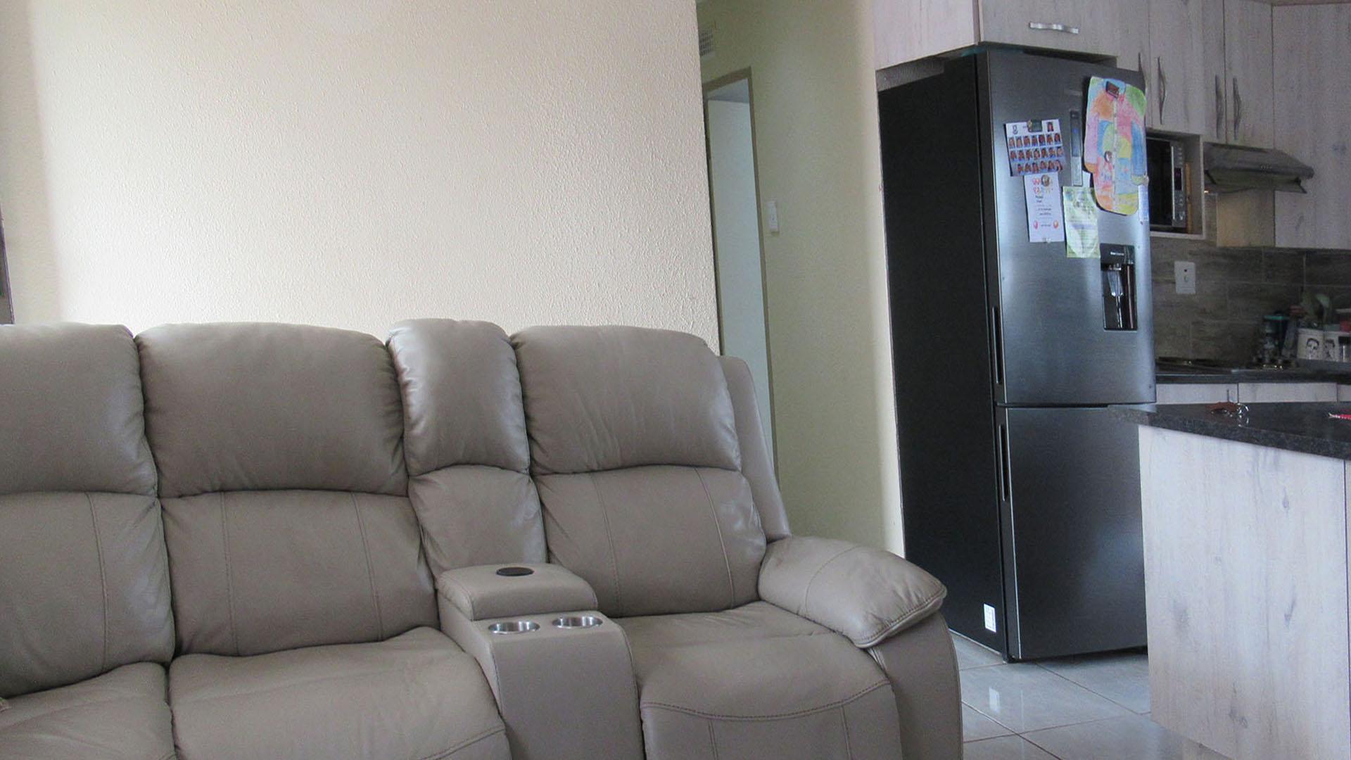 Lounges - 21 square meters of property in Watervalspruit