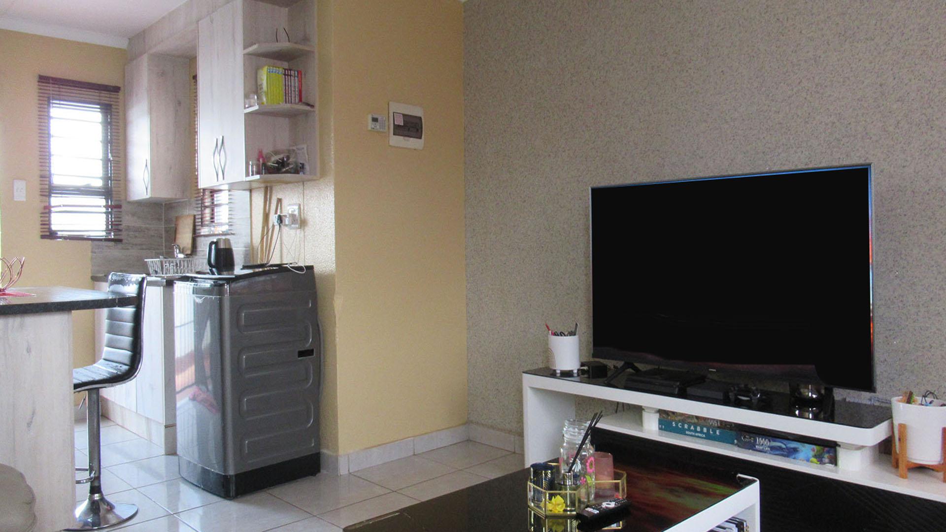 Lounges - 21 square meters of property in Watervalspruit