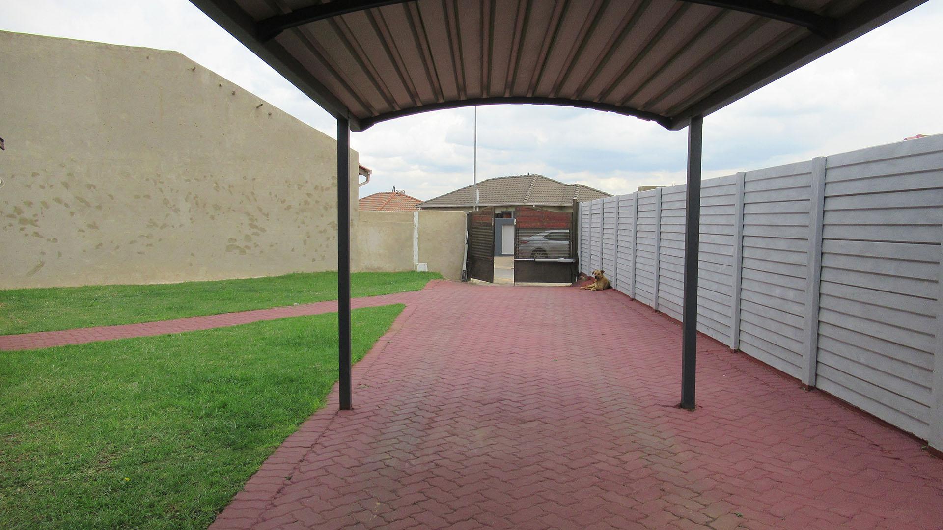 Carport  of property in Watervalspruit