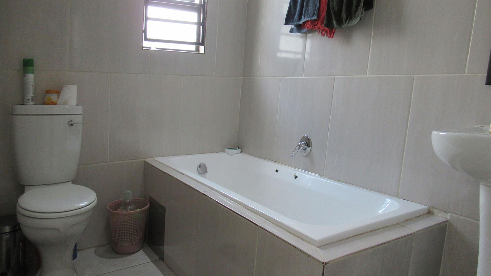 Bathroom 2 - 5 square meters of property in Watervalspruit