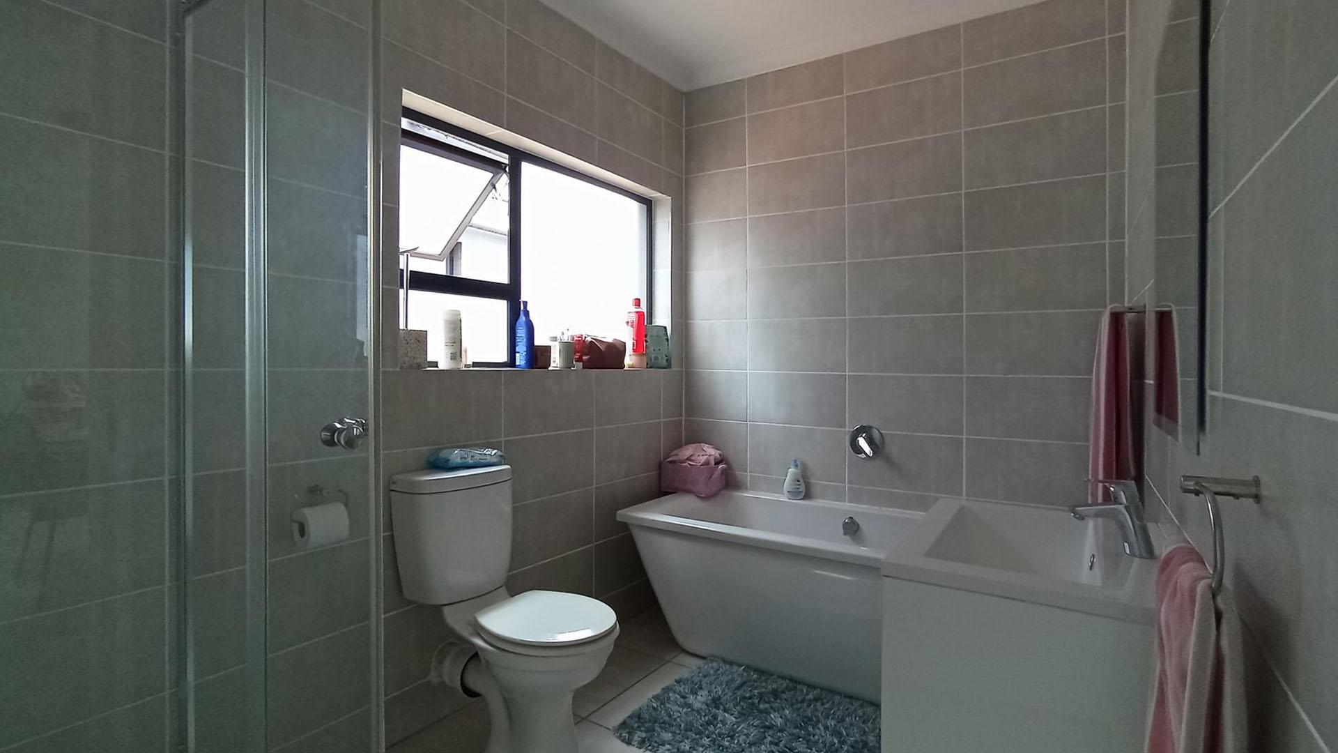 Bathroom 1 - 7 square meters of property in Zwartkoppies