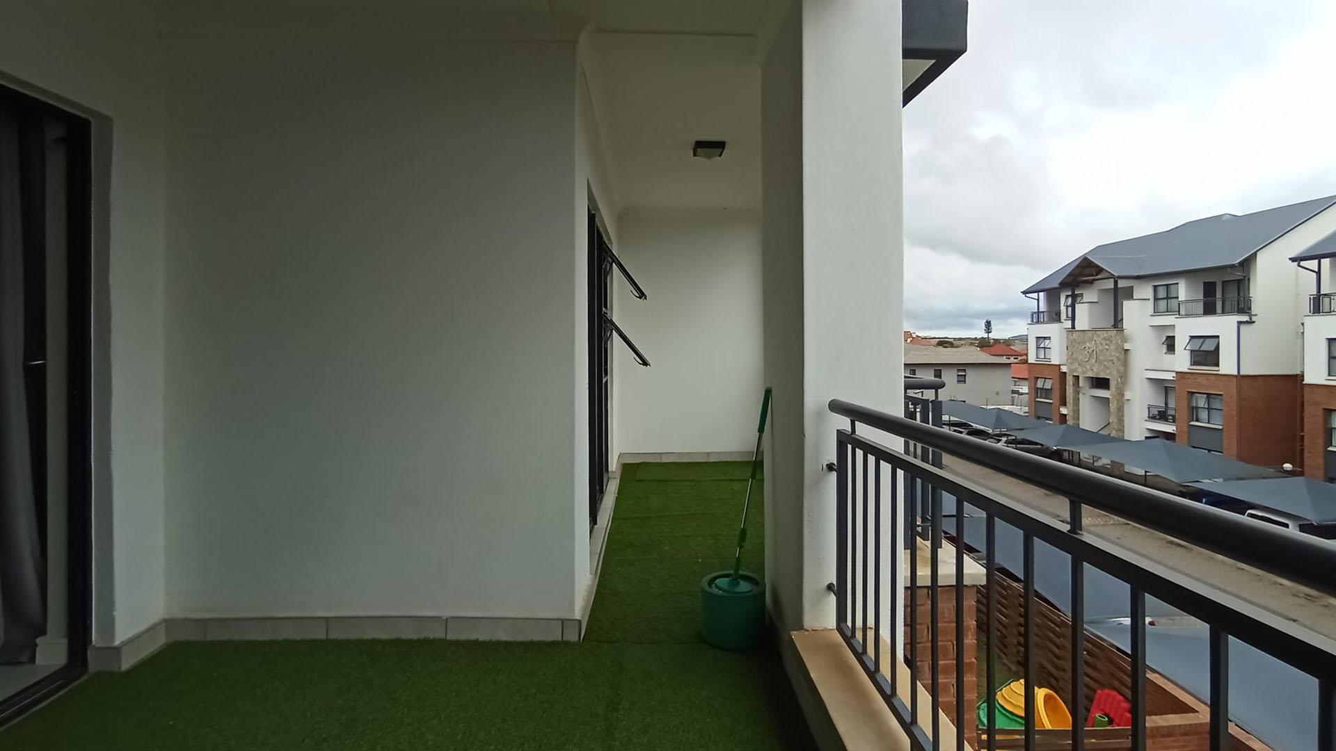 Balcony - 18 square meters of property in Zwartkoppies