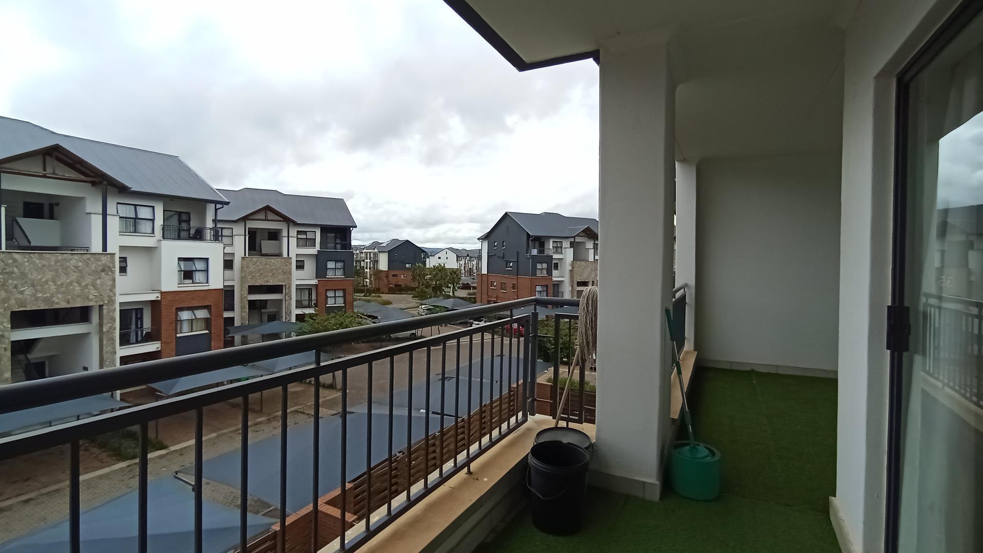 Balcony - 18 square meters of property in Zwartkoppies