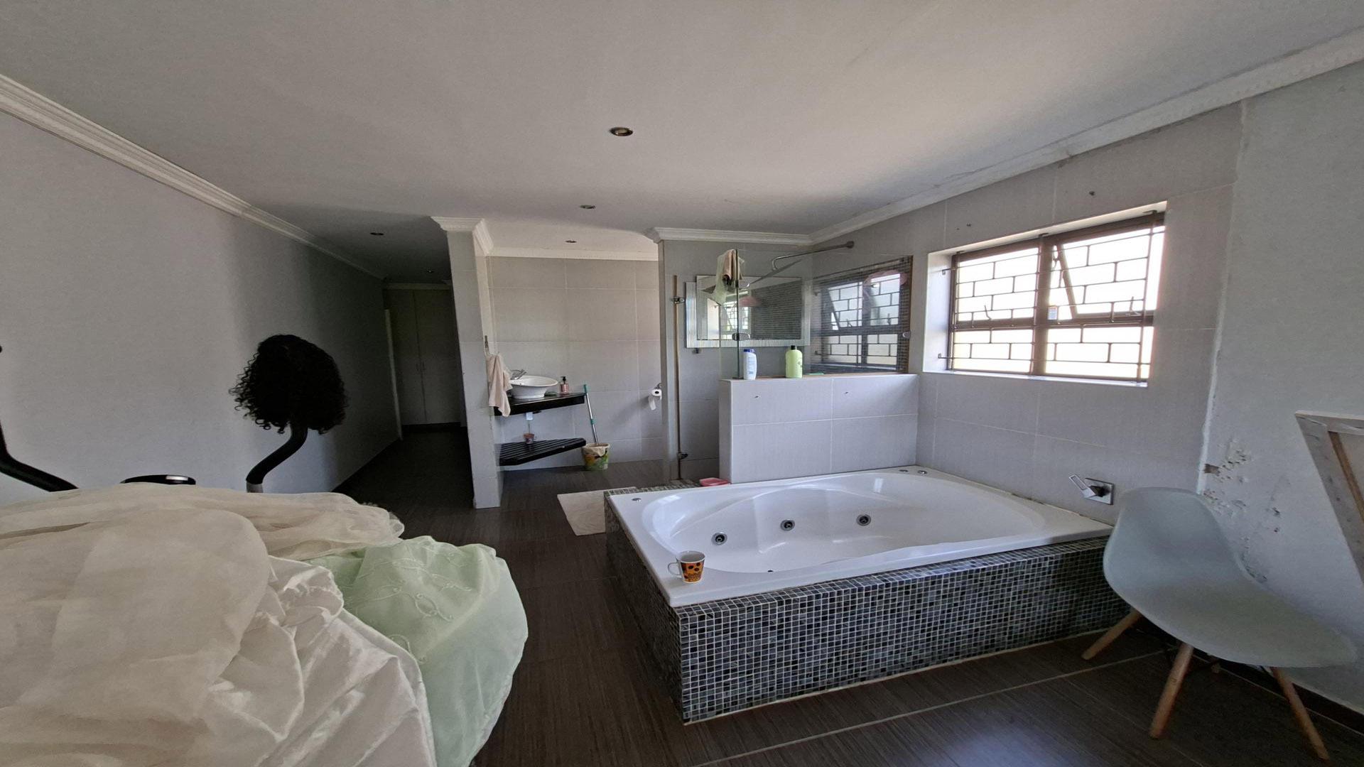 Main Bathroom of property in Ocean View - DBN