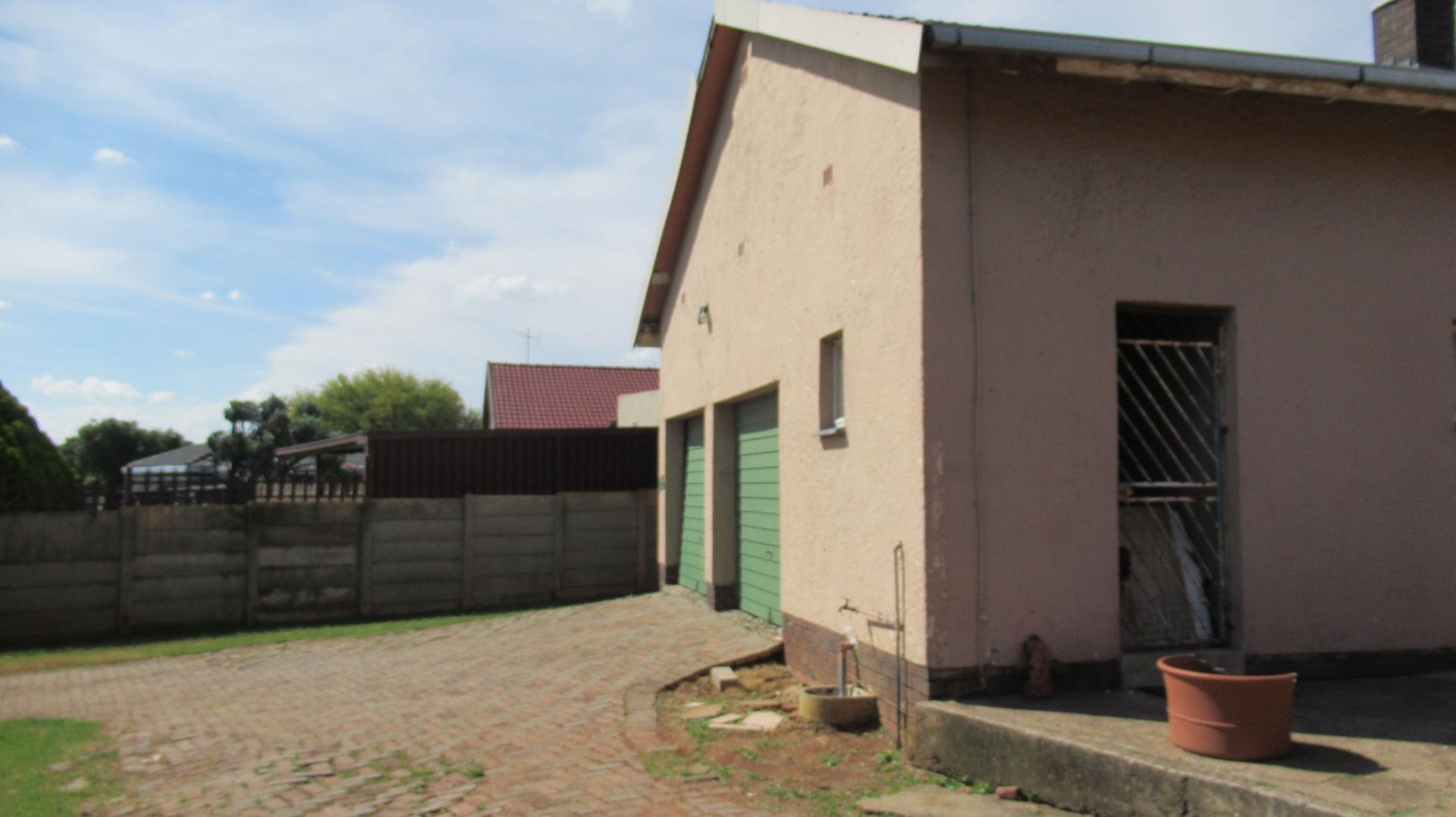 Front View of property in Mindalore