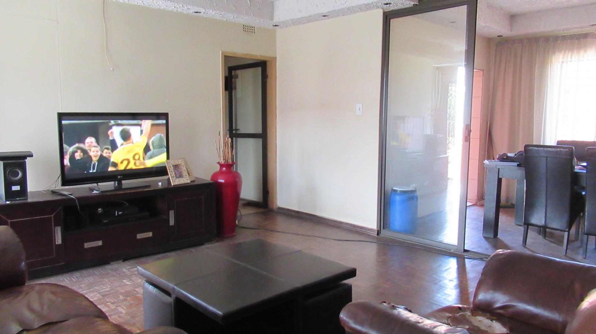 Lounges - 29 square meters of property in Mindalore