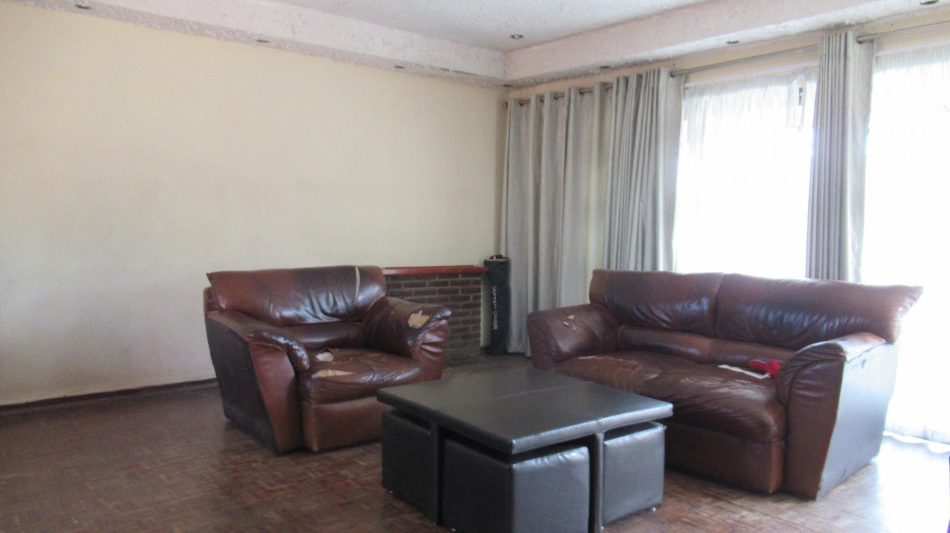 Lounges - 29 square meters of property in Mindalore