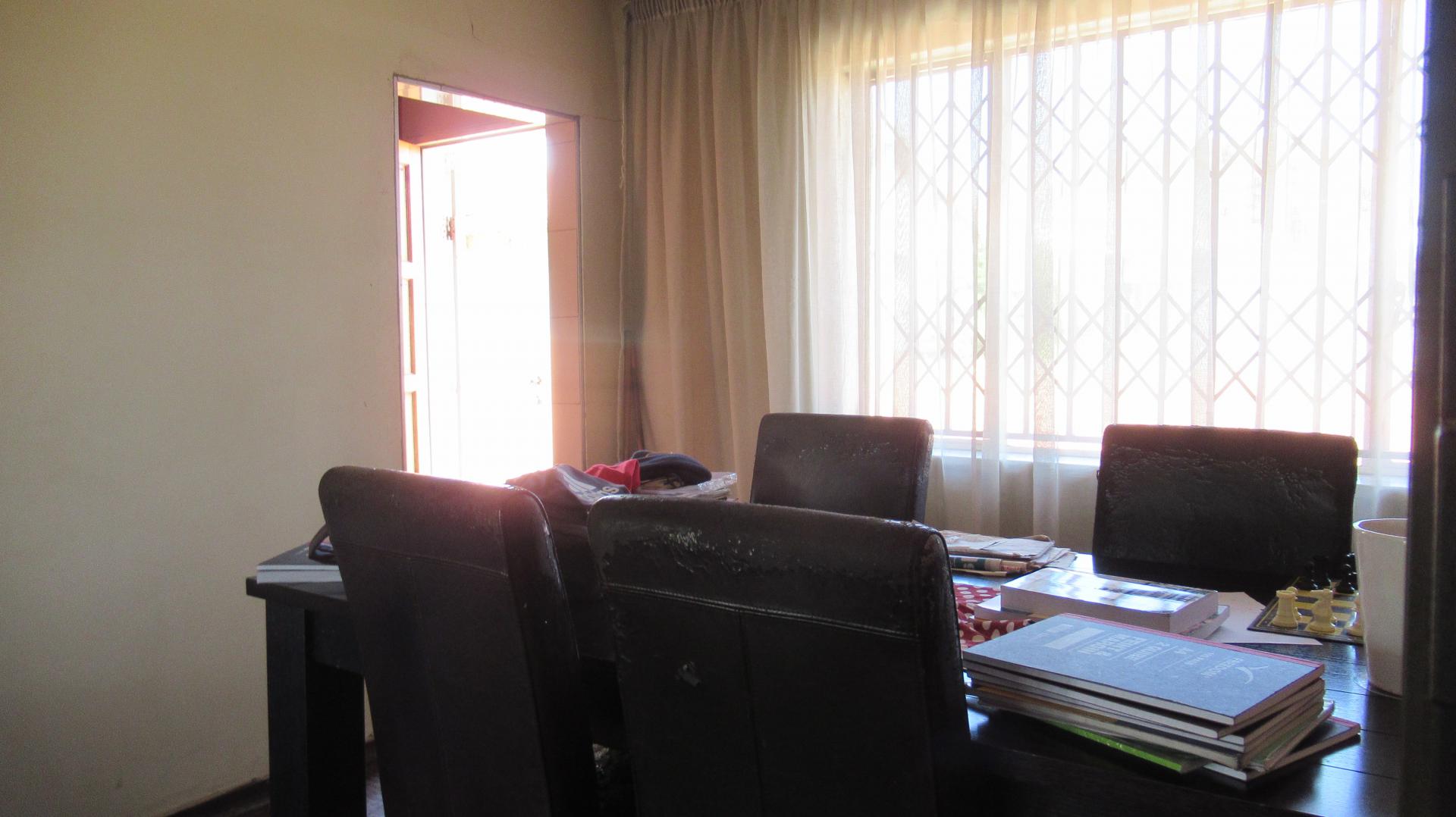 Dining Room - 11 square meters of property in Mindalore