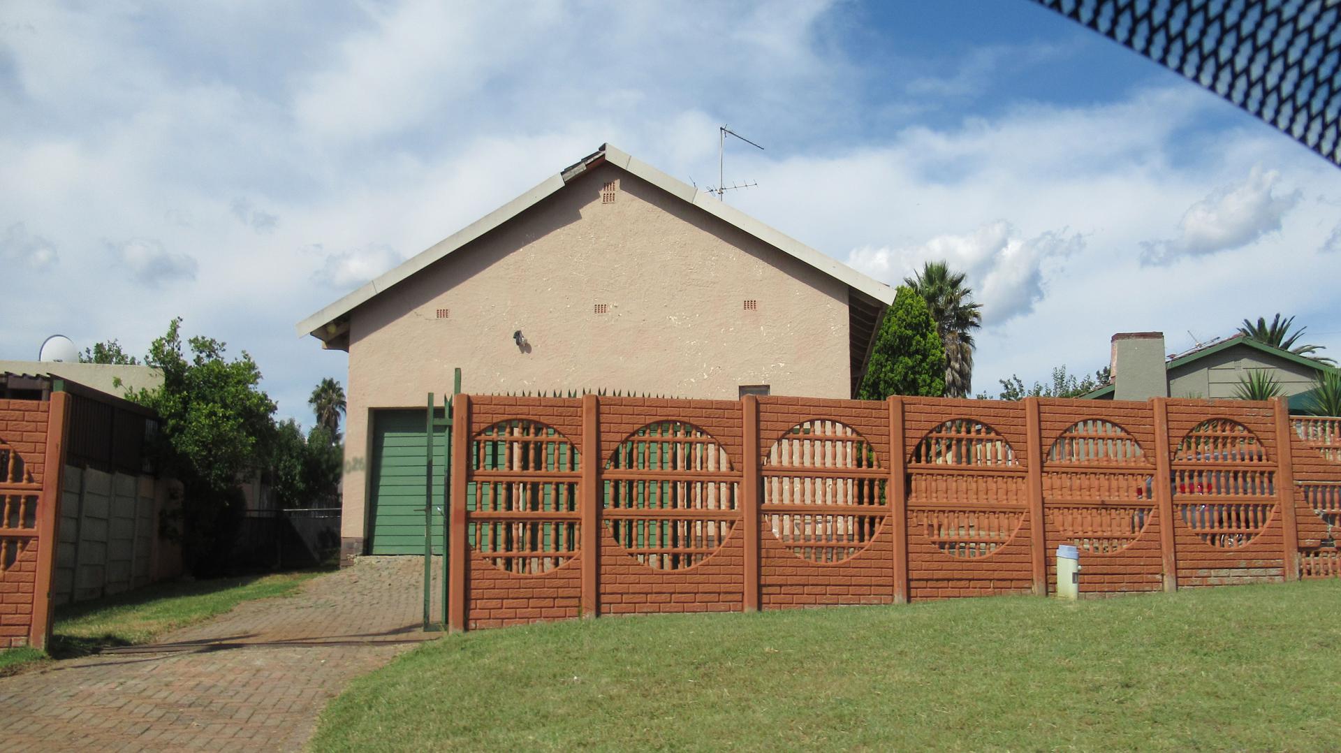 Front View of property in Mindalore