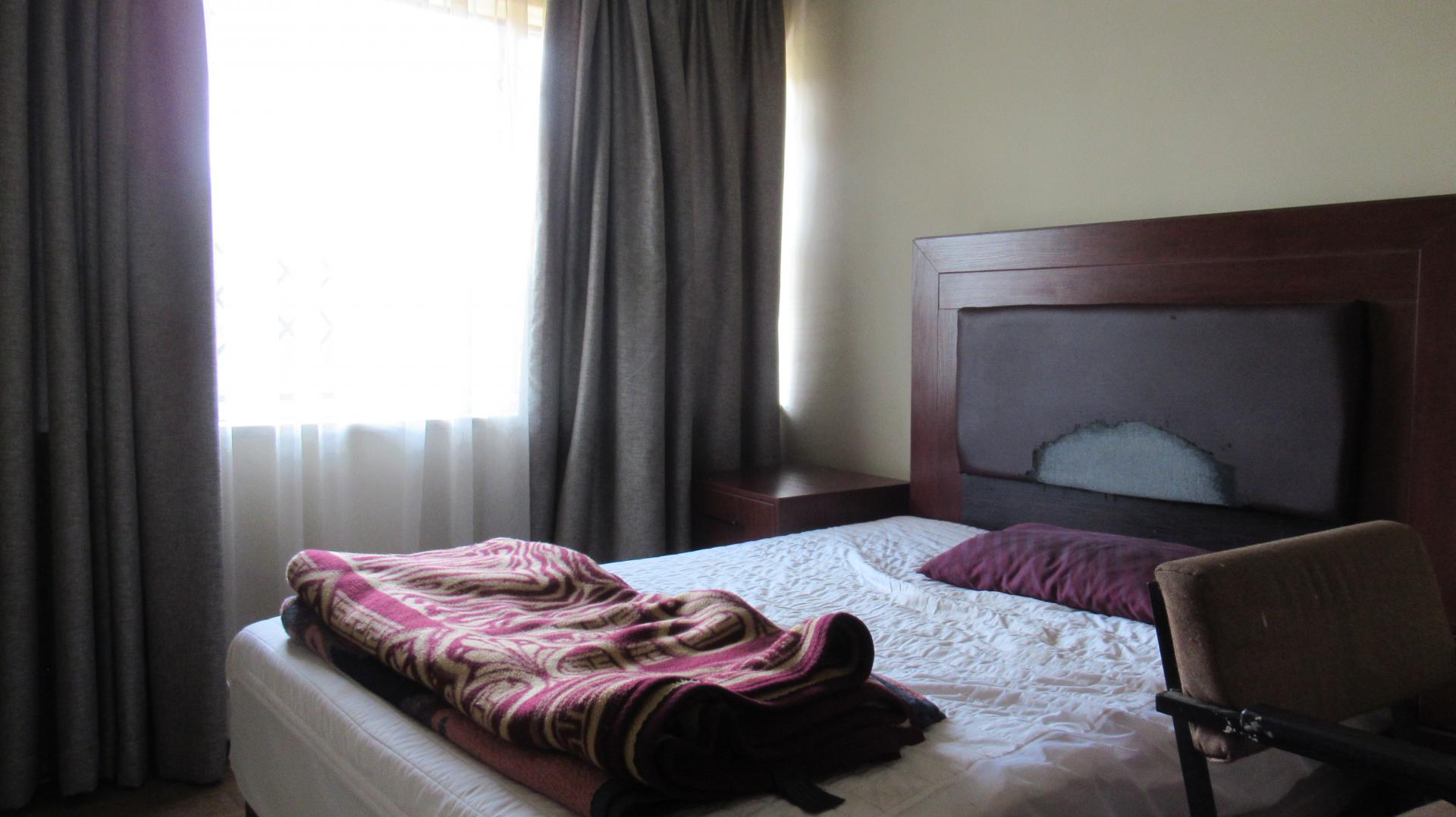 Bed Room 1 - 11 square meters of property in Mindalore