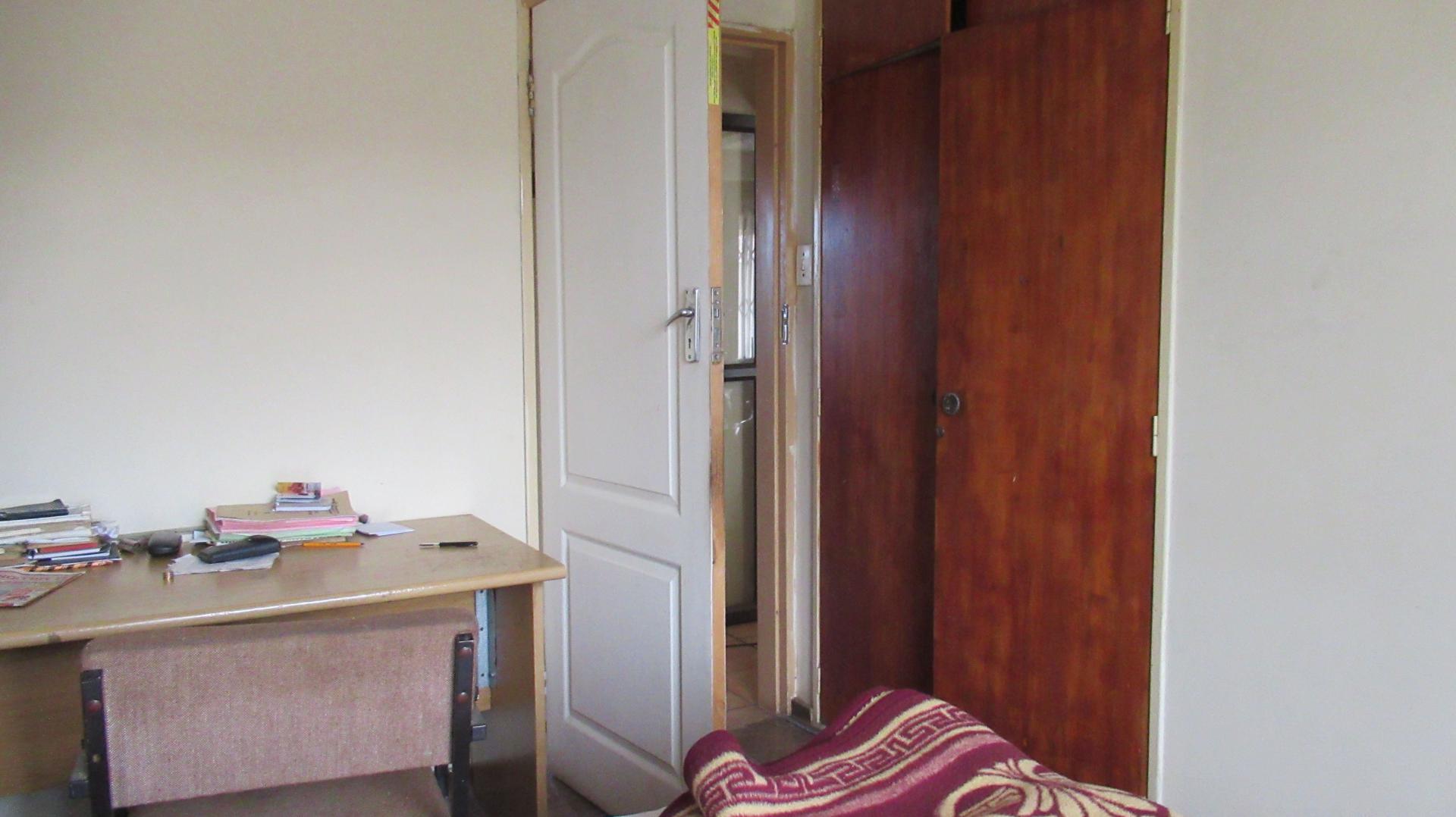 Bed Room 1 - 11 square meters of property in Mindalore