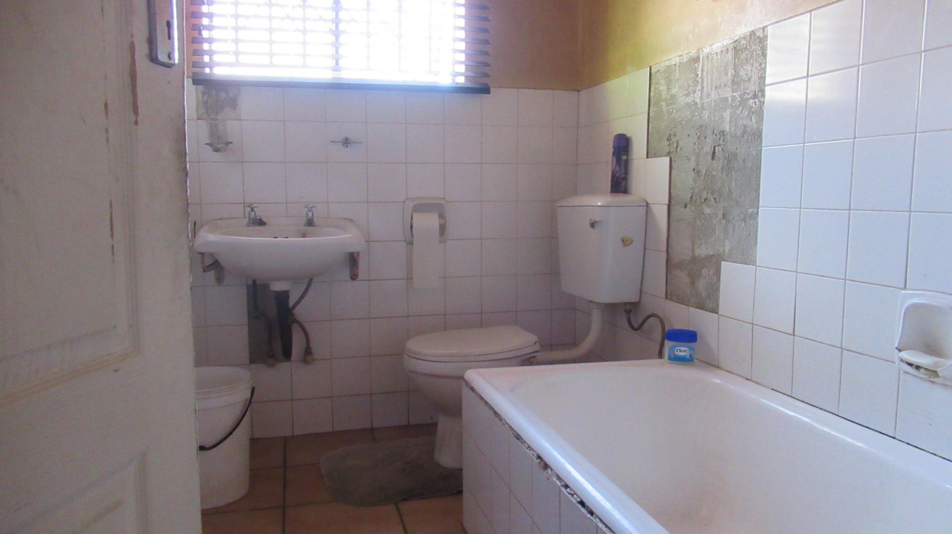 Bathroom 1 - 5 square meters of property in Mindalore