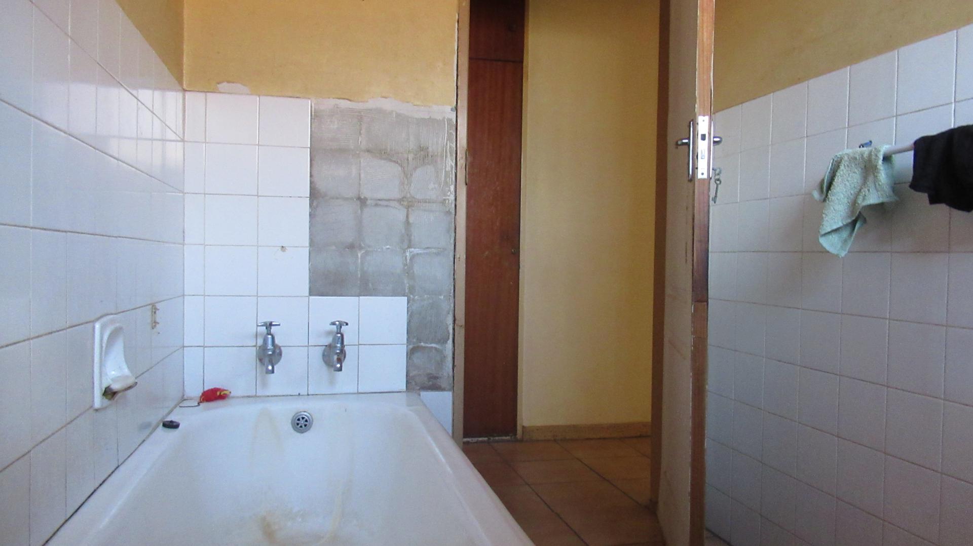 Bathroom 1 - 5 square meters of property in Mindalore