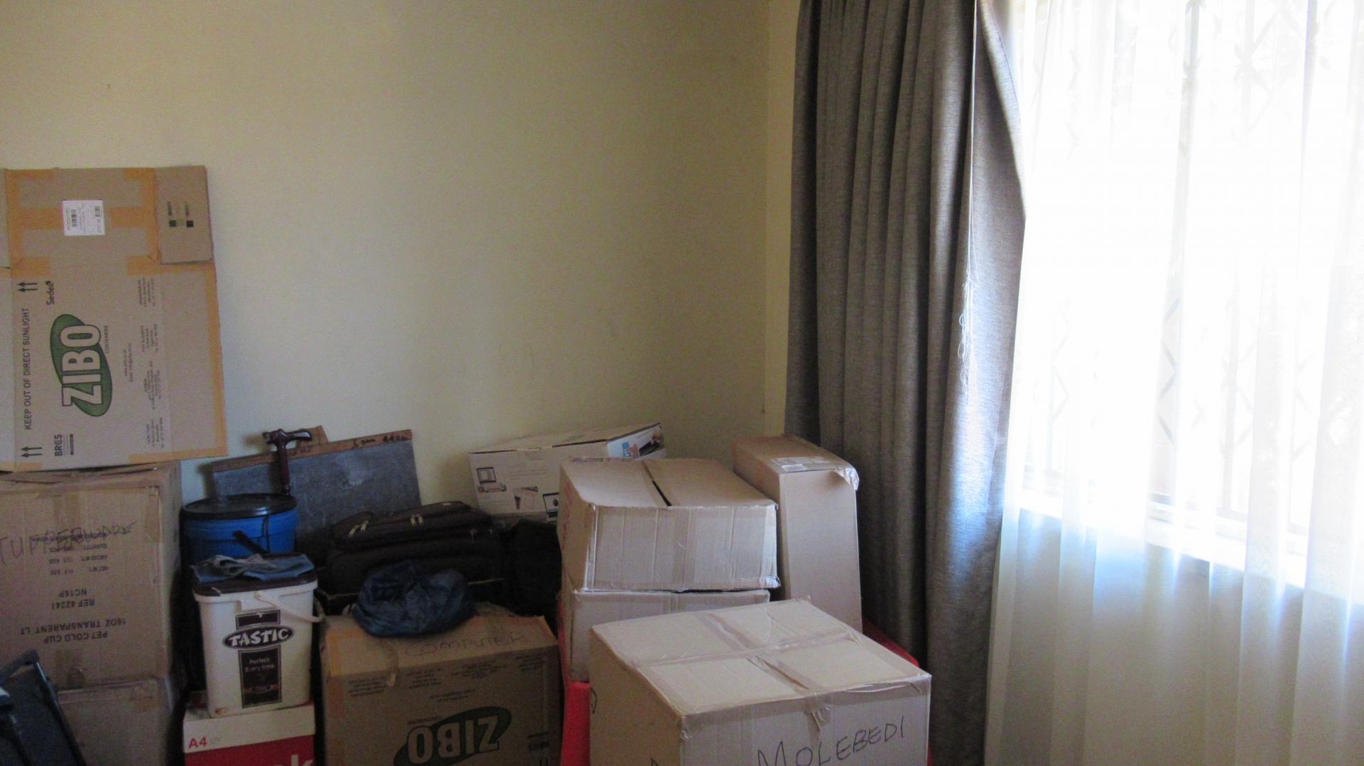 Bed Room 2 - 10 square meters of property in Mindalore