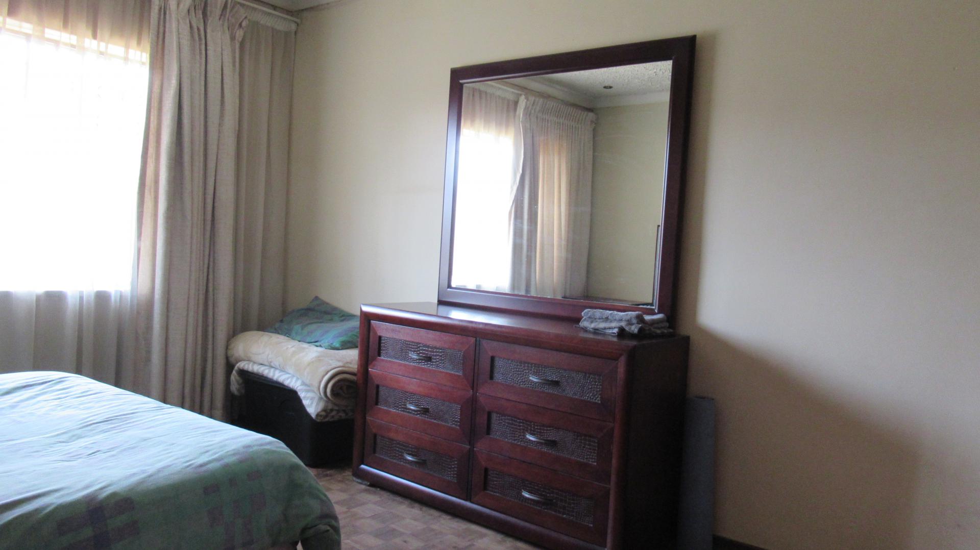 Bed Room 1 - 11 square meters of property in Mindalore