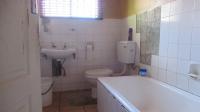 Bathroom 1 - 5 square meters of property in Mindalore