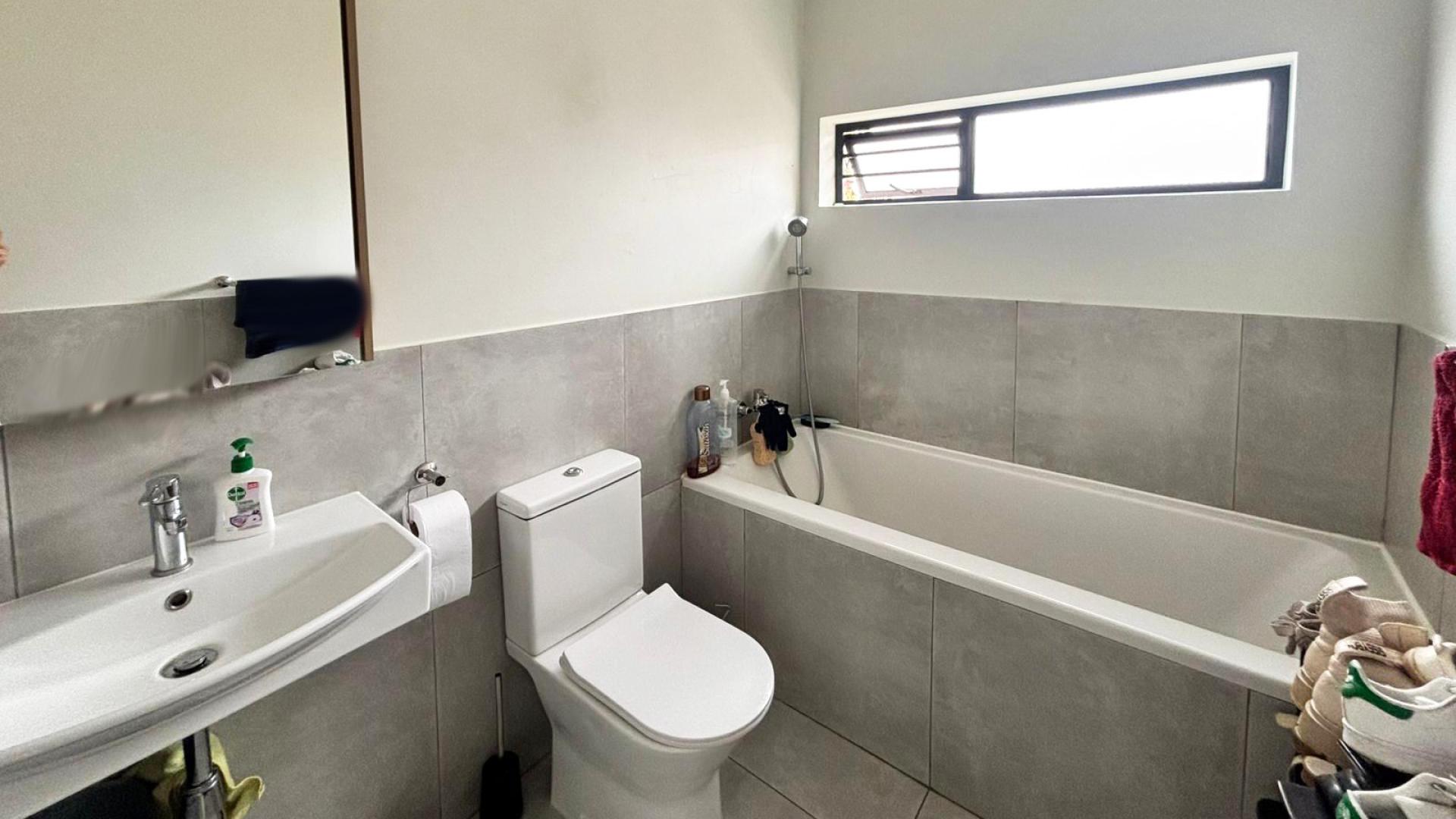 Main Bathroom of property in Baillie Park