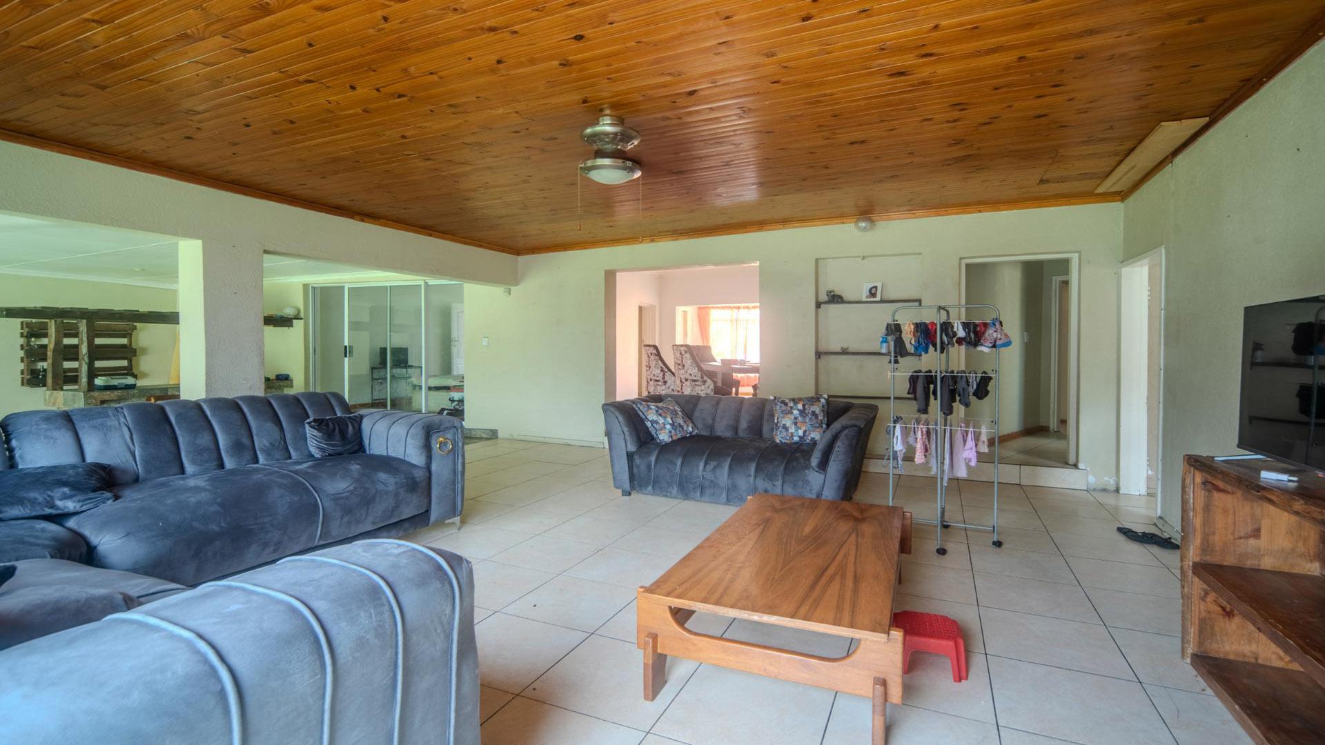 Lounges of property in Meyerville