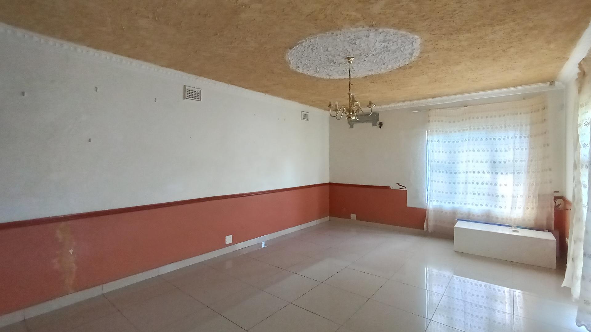 Lounges - 30 square meters of property in Berea West 