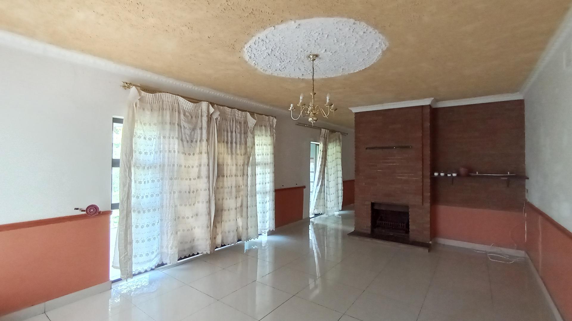 Lounges - 30 square meters of property in Berea West 