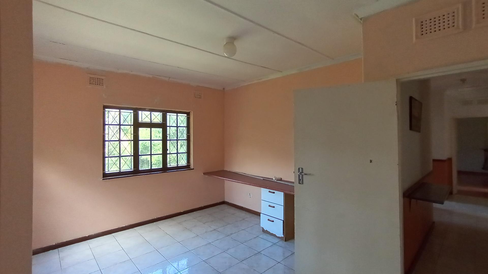 Bed Room 1 - 19 square meters of property in Berea West 