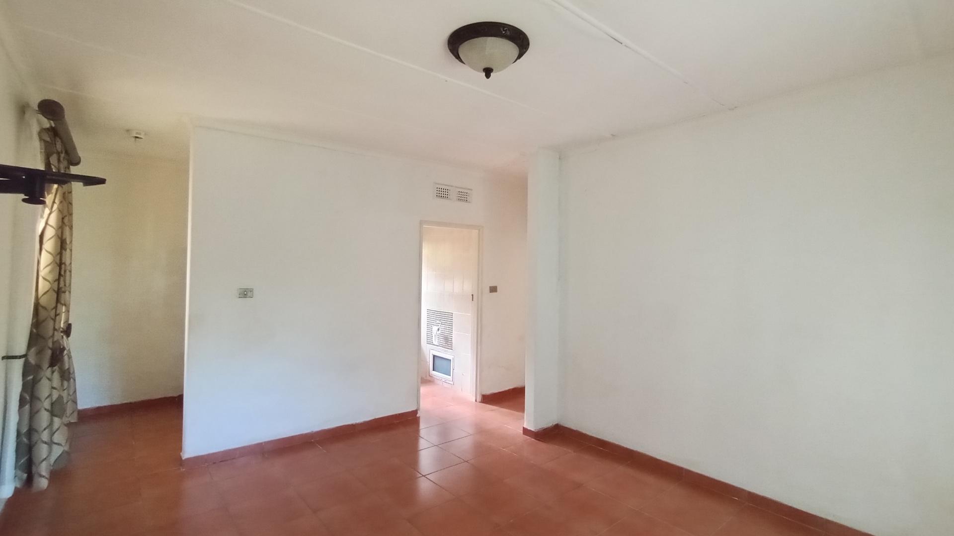 Main Bedroom - 20 square meters of property in Berea West 