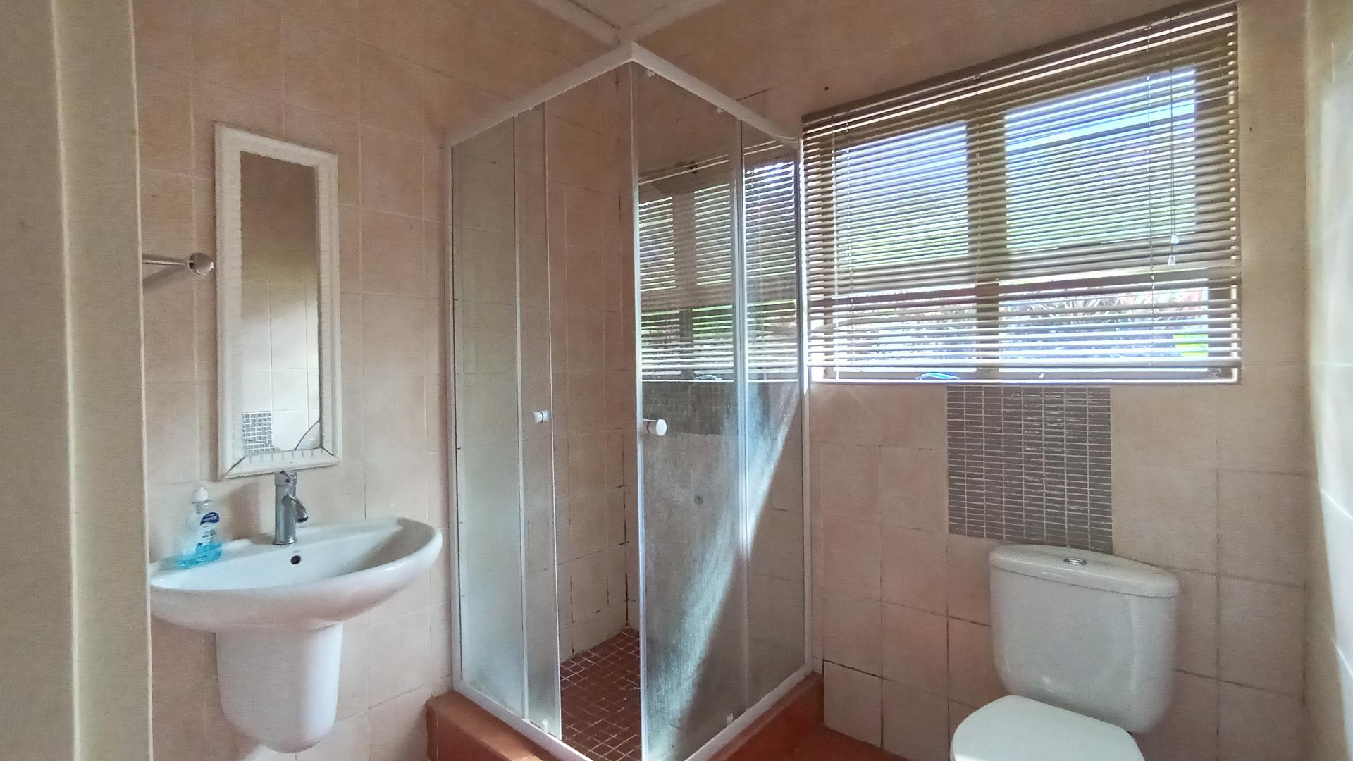 Main Bathroom - 5 square meters of property in Berea West 